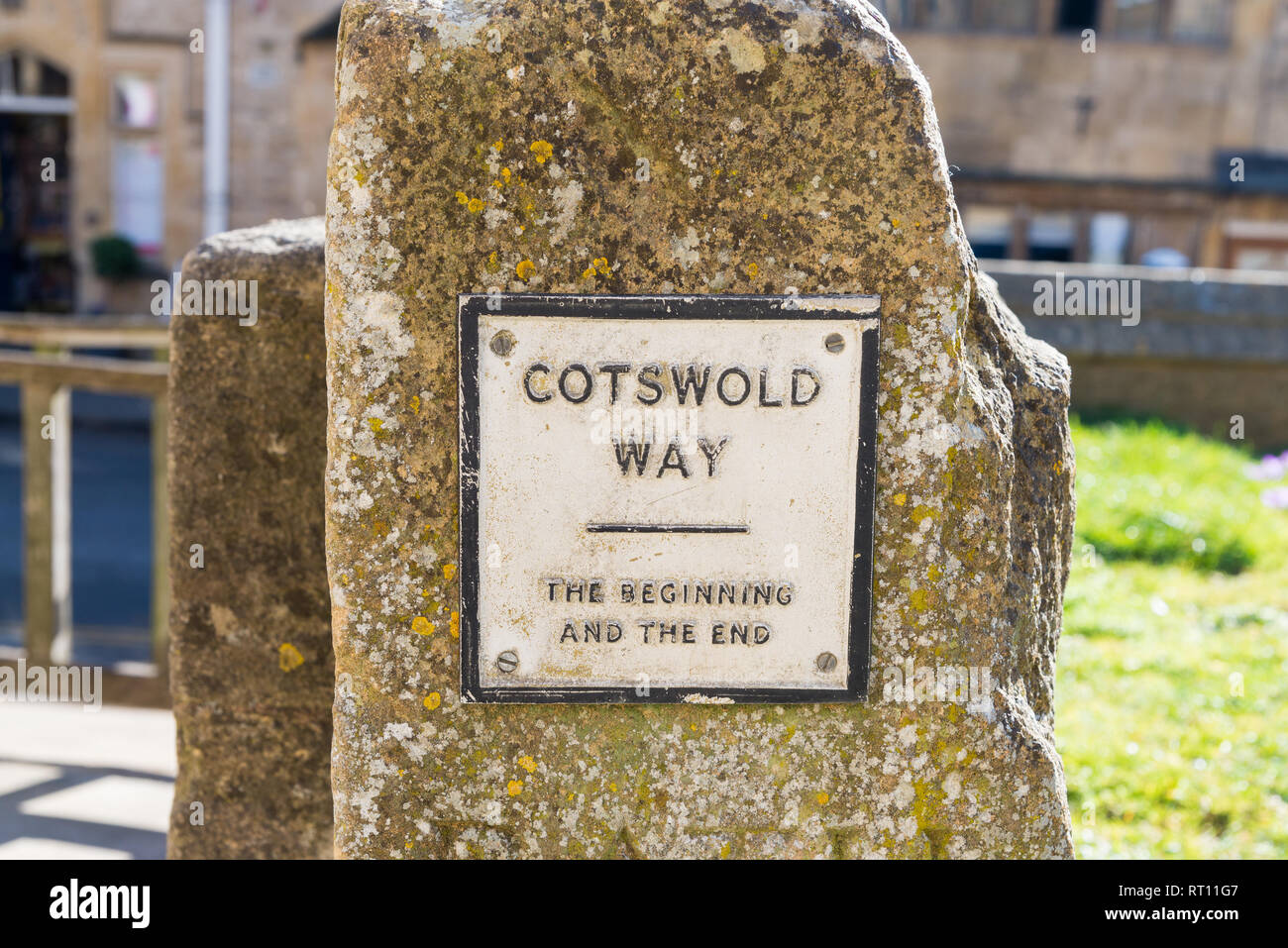 Il vecchio segno di pietra che segnano l'inizio e la fine del Cotswold modo nel percorso di pretty Cotswold città mercato di Chipping Campden, Gloucestershire Foto Stock