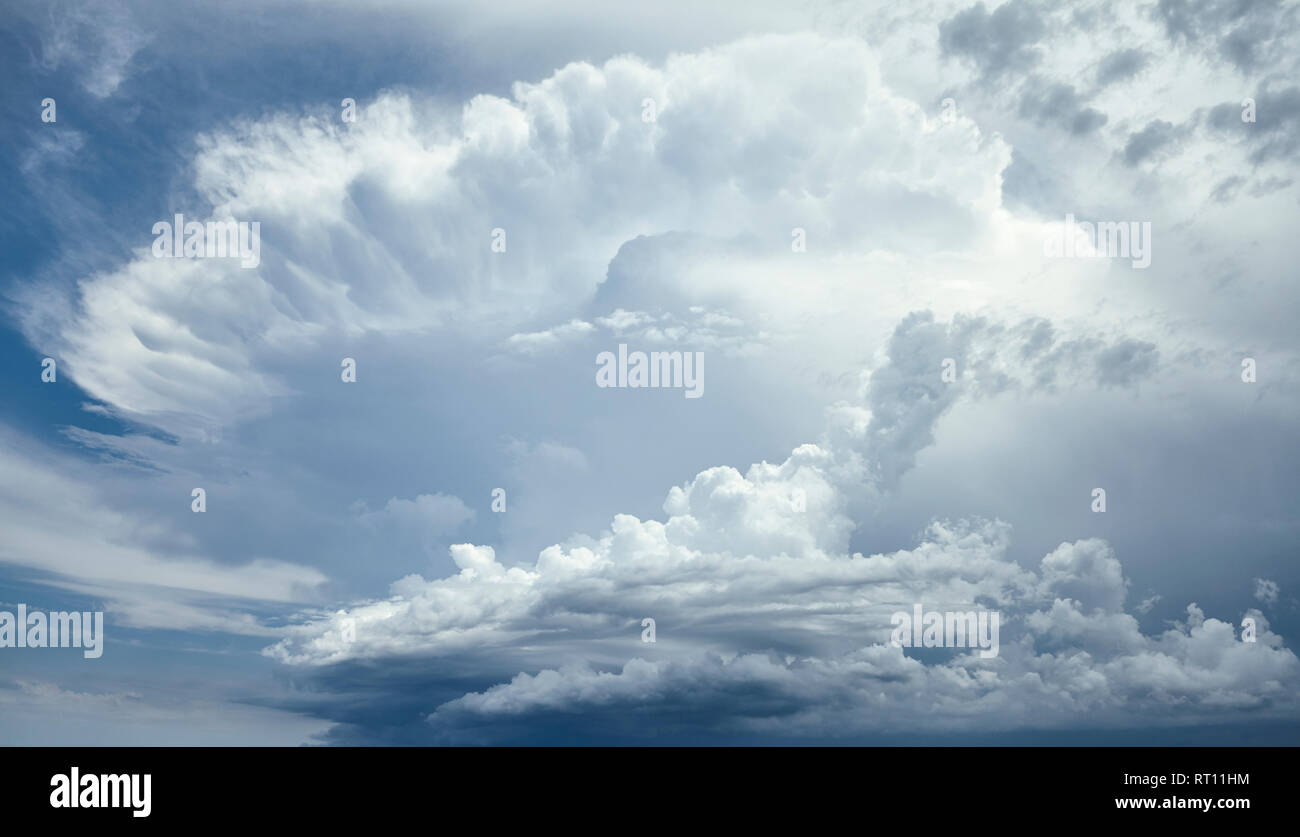 Vista di una scenografica cloudscape, sfondo naturale. Foto Stock