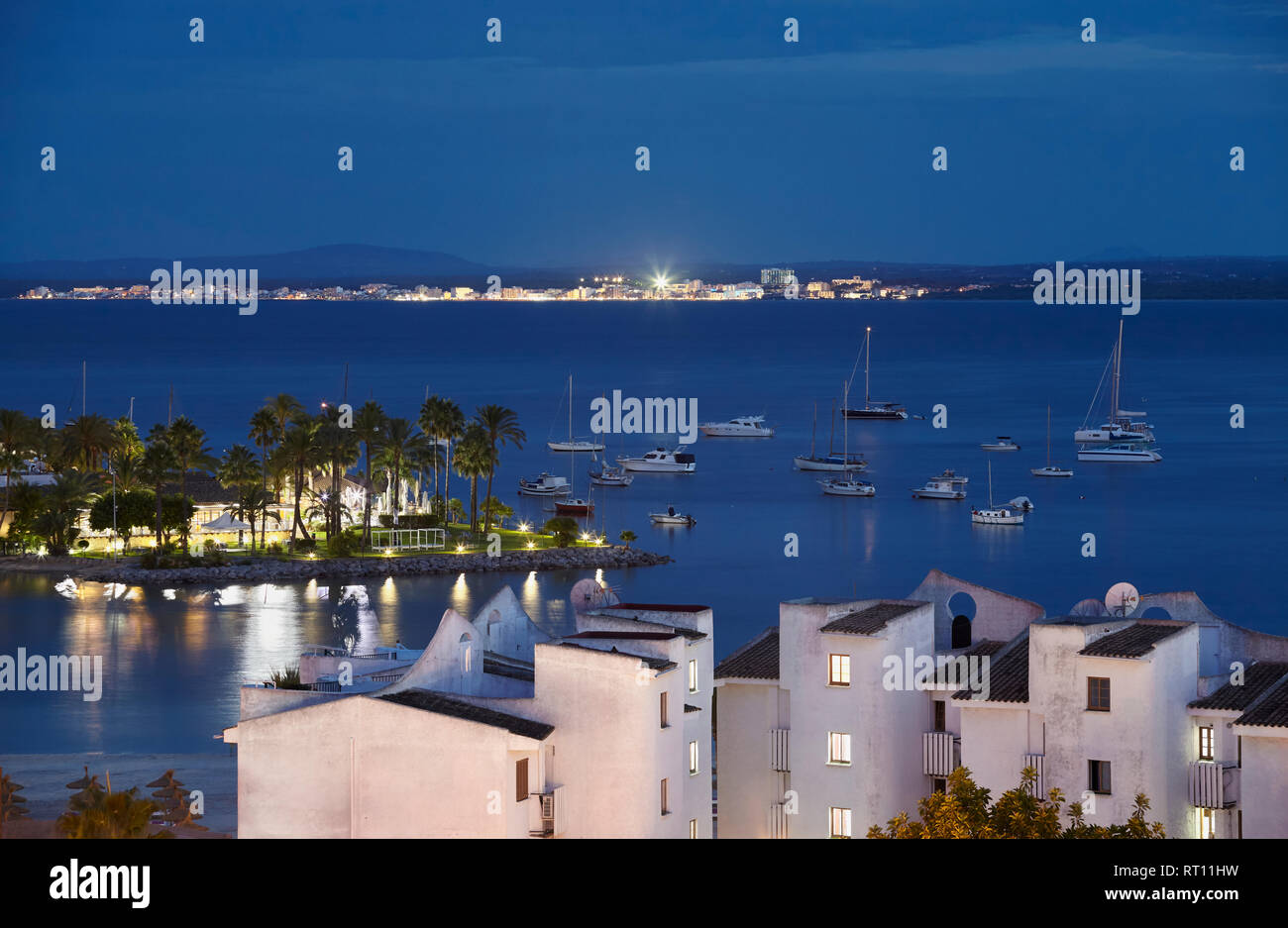 Vista del Porto di Alcudia durante le ore di colore blu, Mallorca, Spagna. Foto Stock
