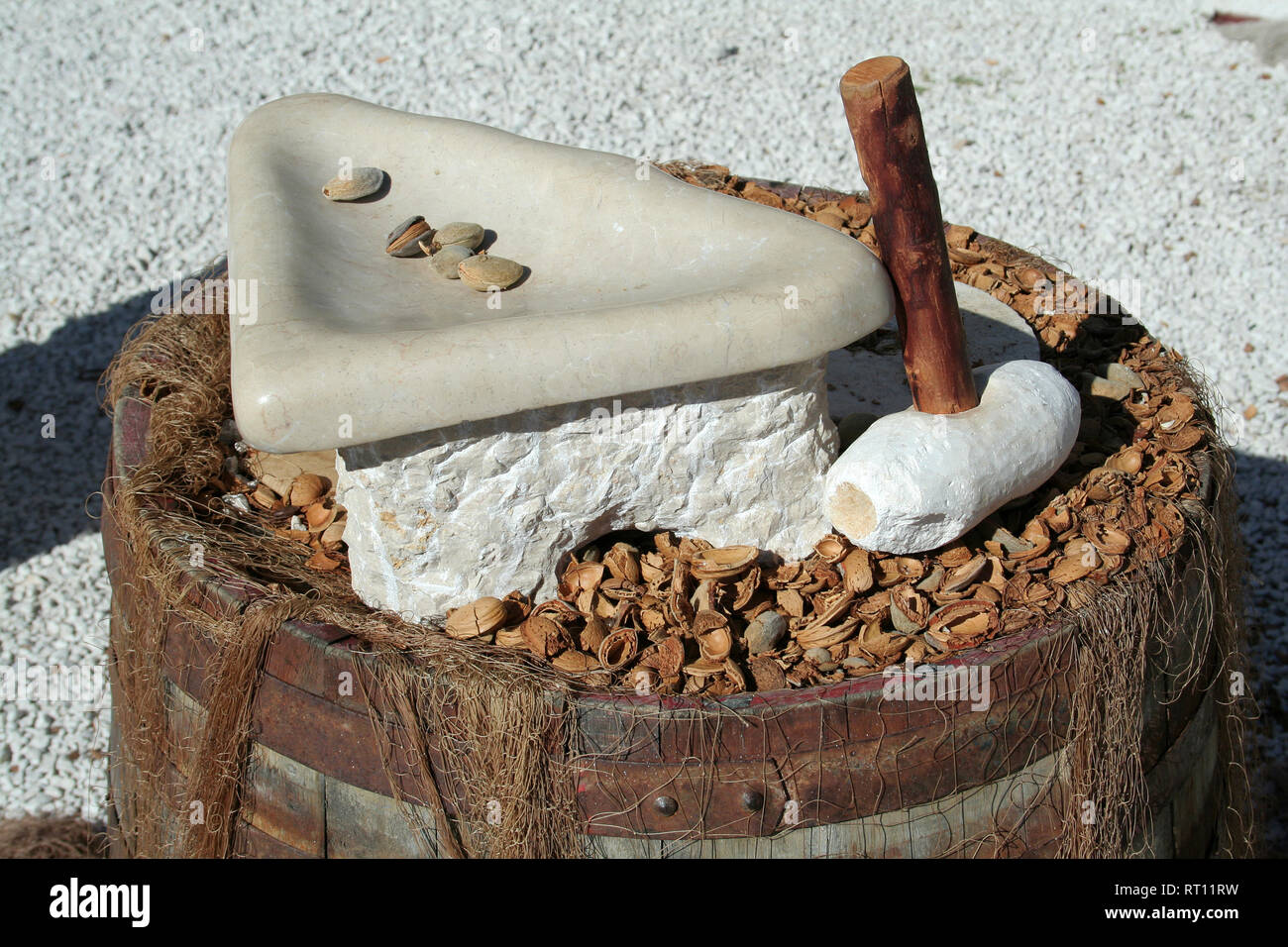 Il dado vecchio cracker realizzata con pietra e legno Foto Stock