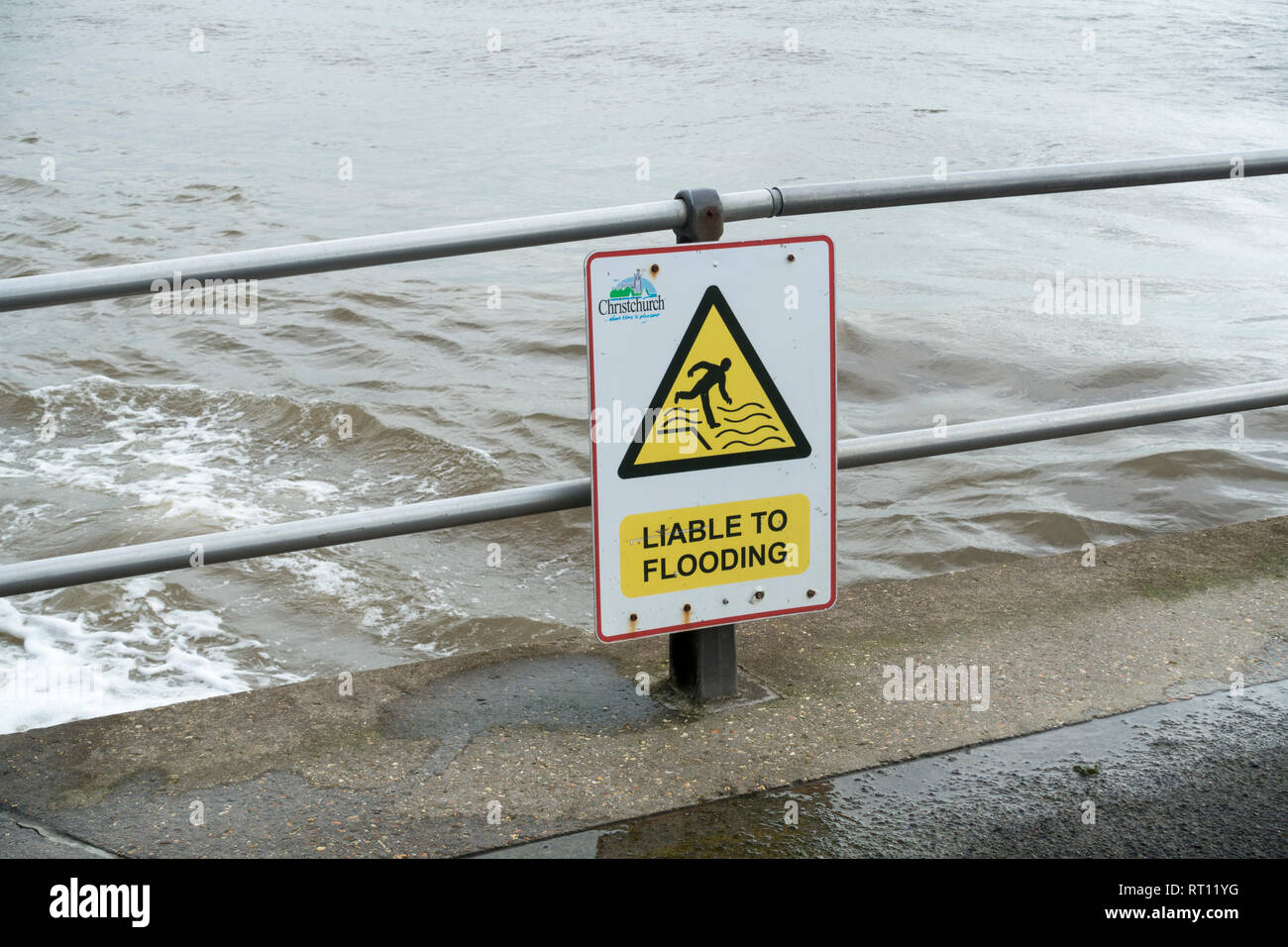 Soggette ad inondazioni simbolo giallo di avvertimento, avviso, Mudeford, Christchurch, Dorset, Regno Unito Foto Stock