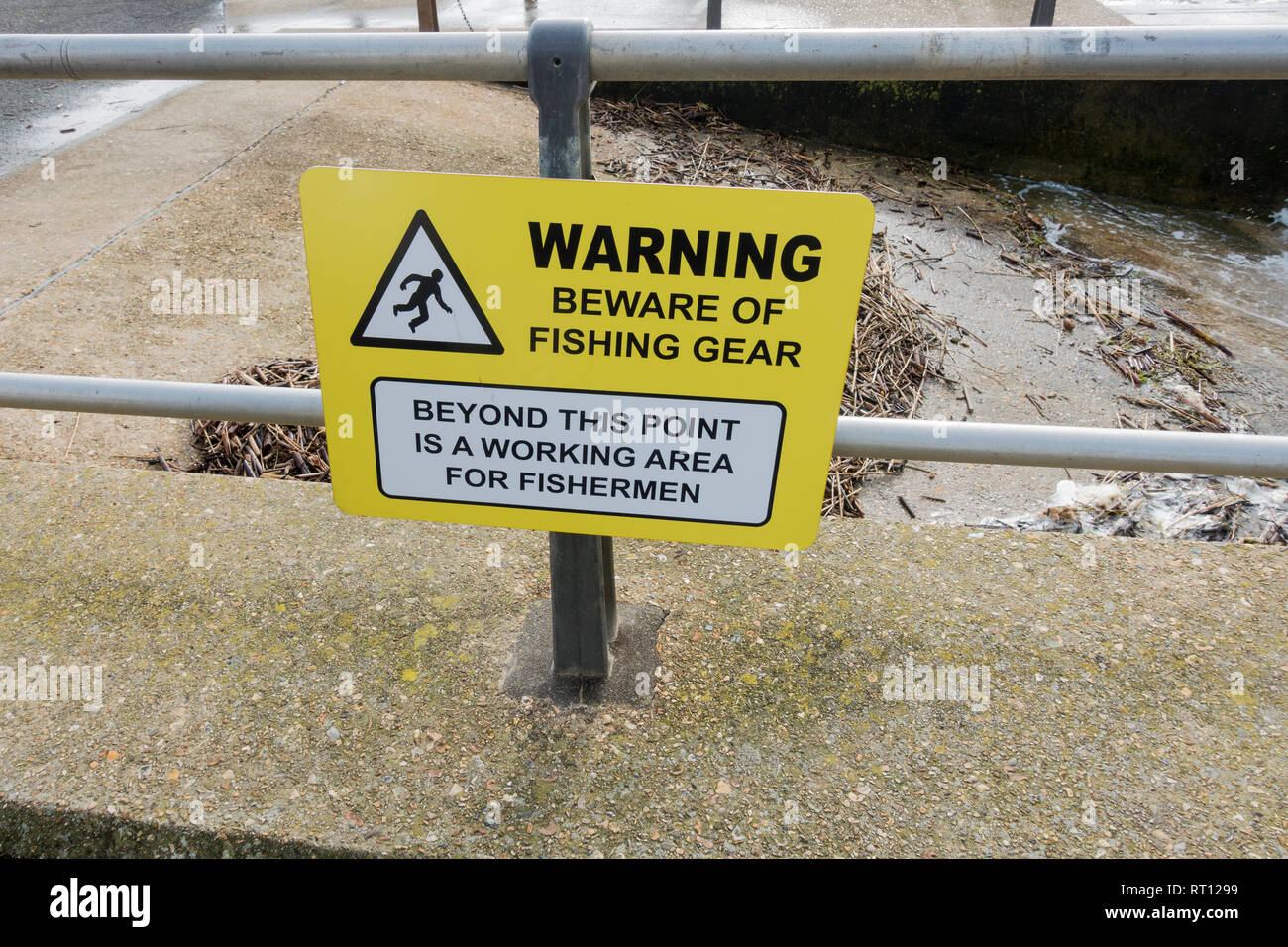 Simbolo giallo di avvertimento avviso su Mudeford Quay a diffidare degli attrezzi da pesca, Christchurch, Dorset, Regno Unito Foto Stock
