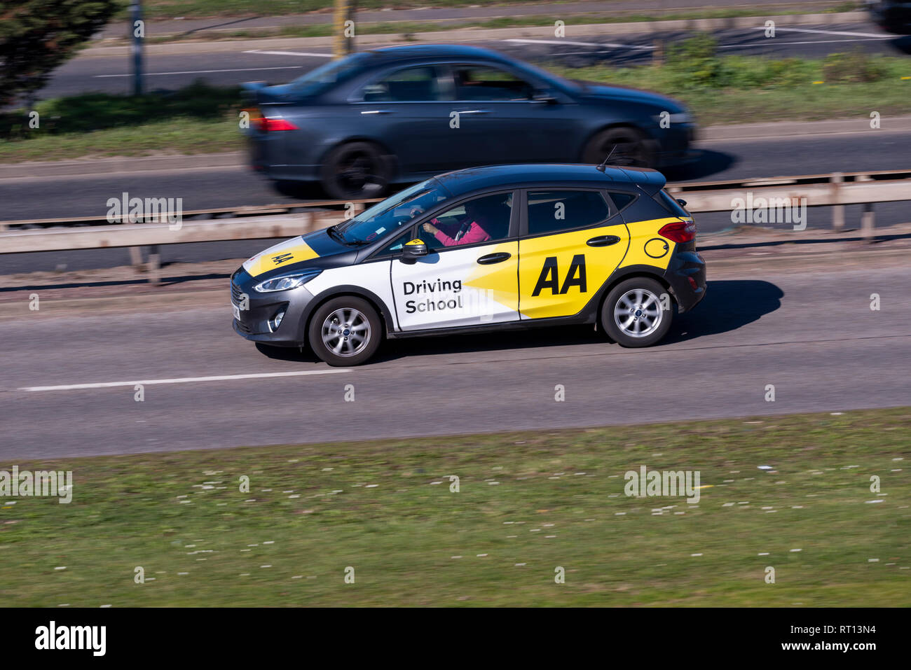 AA guida di auto scolastiche su strada. Automobile Association Foto Stock