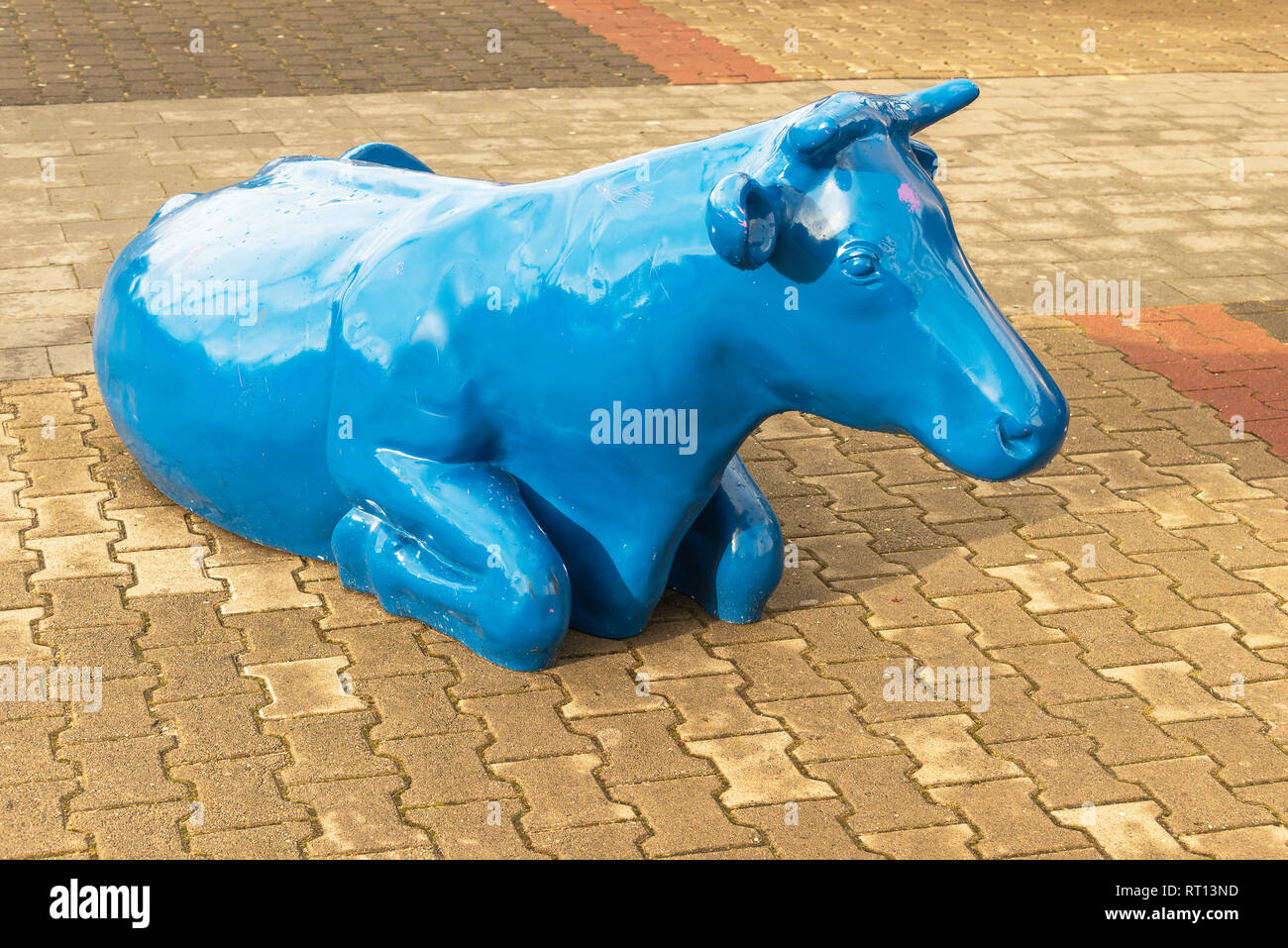 Big Blue Cow realizzato di plastica posto sulla strada Foto Stock