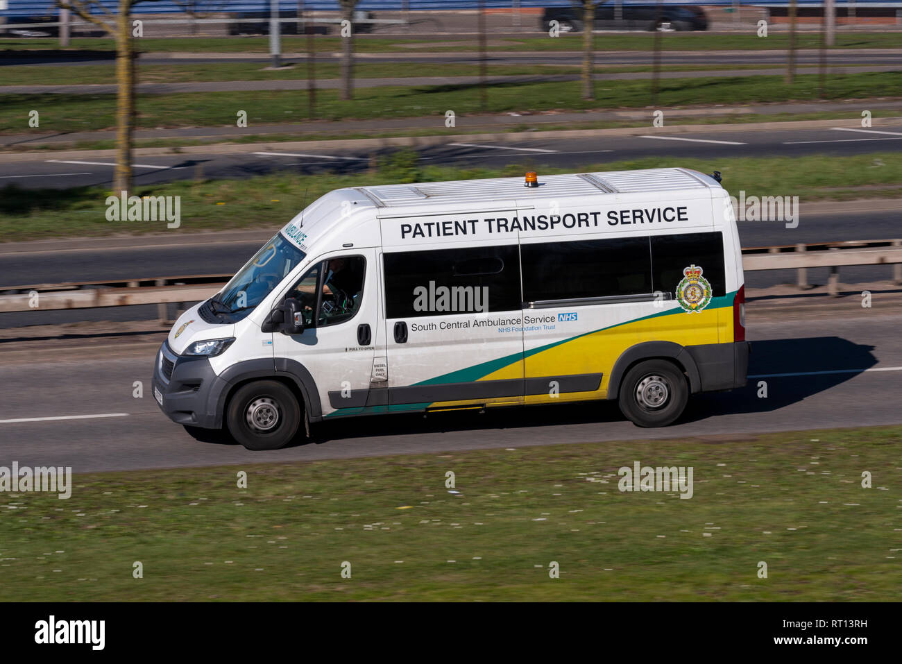 Veicolo di servizio per il trasporto dei pazienti NHS. Servizio ambulanza centro-meridionale. NHS Foundation Trust, un furgone che guida su strada Foto Stock