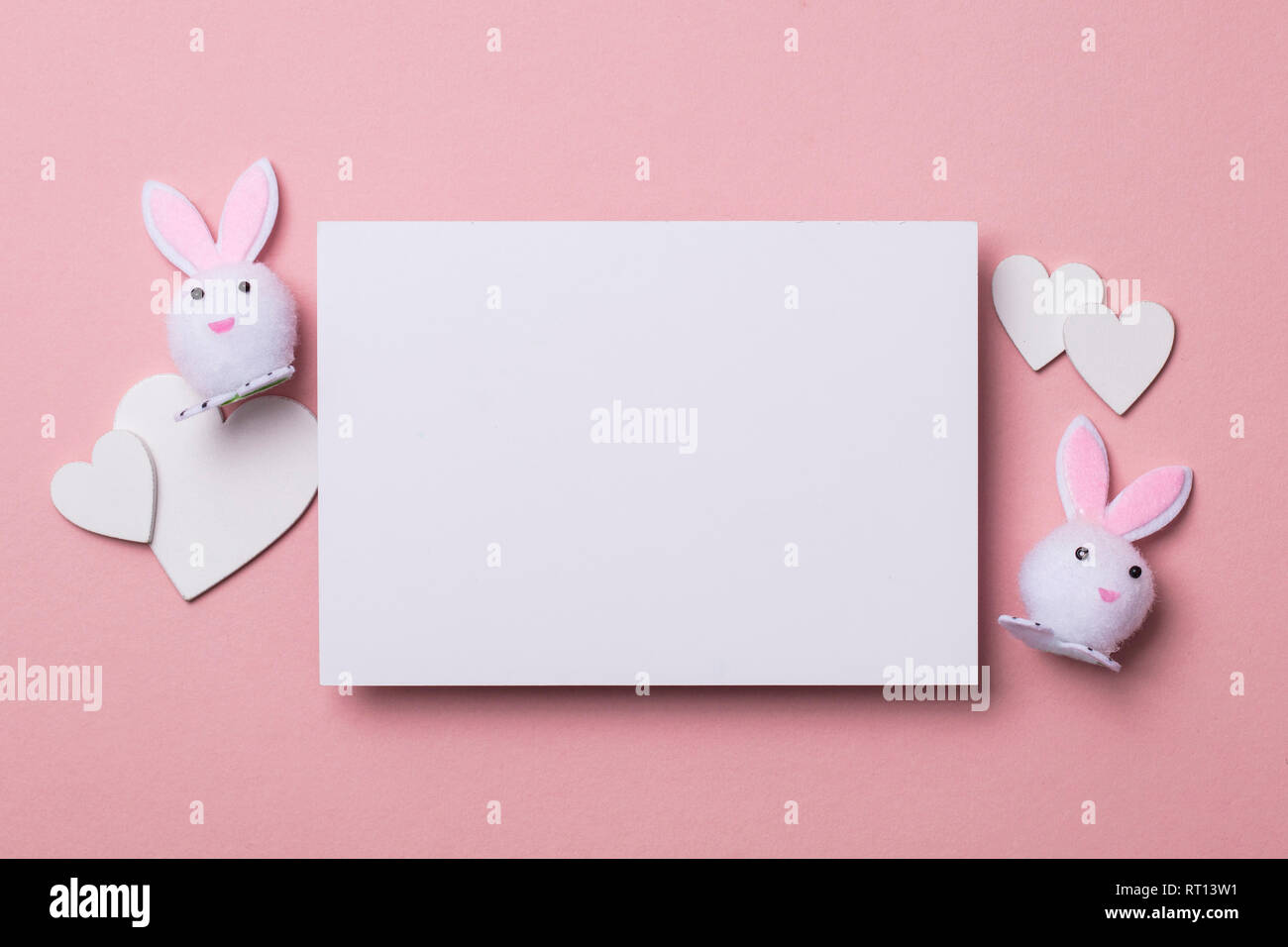 Felice Pasqua lettera. carta bianca con conigli e cuori mock up Foto Stock