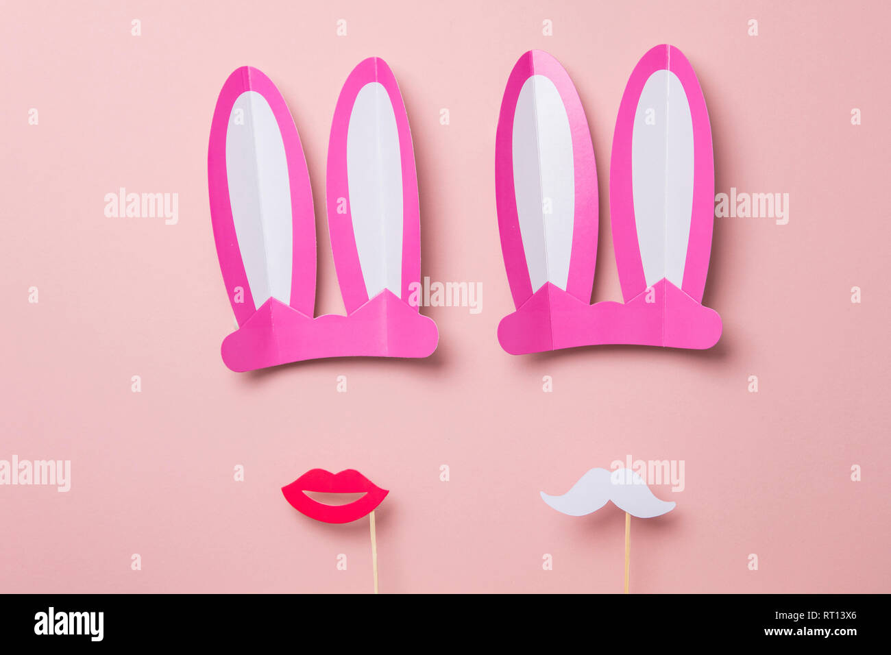 Rosa coniglietto di Pasqua le orecchie e labbra rosse. Laici minimale design piatto Foto Stock