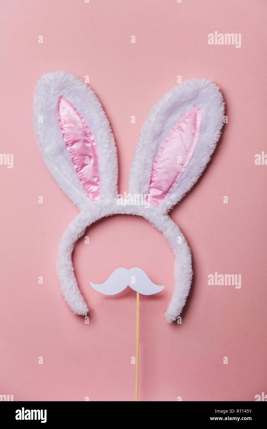 Coniglietto di Pasqua le orecchie con baffi bianchi su un pastello sfondo rosa Foto Stock