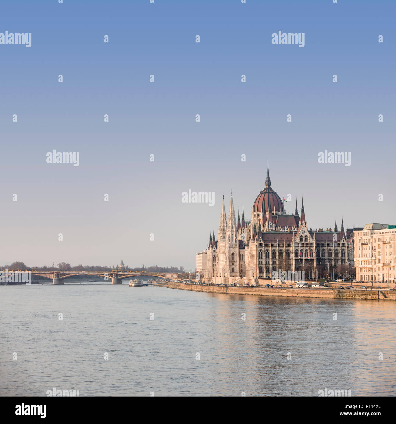 Parlamento ungherese edificio e le rive del fiume Danubio e il Ponte Margherita. Budapest, Ungheria. Foto Stock