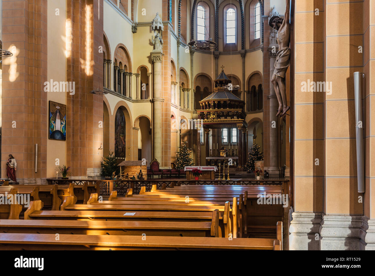 Vienna, Austria - 27 dicembre 2017. San Francesco di Assisi chiesa, o imperatore del Giubileo la Chiesa o la Chiesa del Messico. Interno della Basilica-cattolica di stile Foto Stock