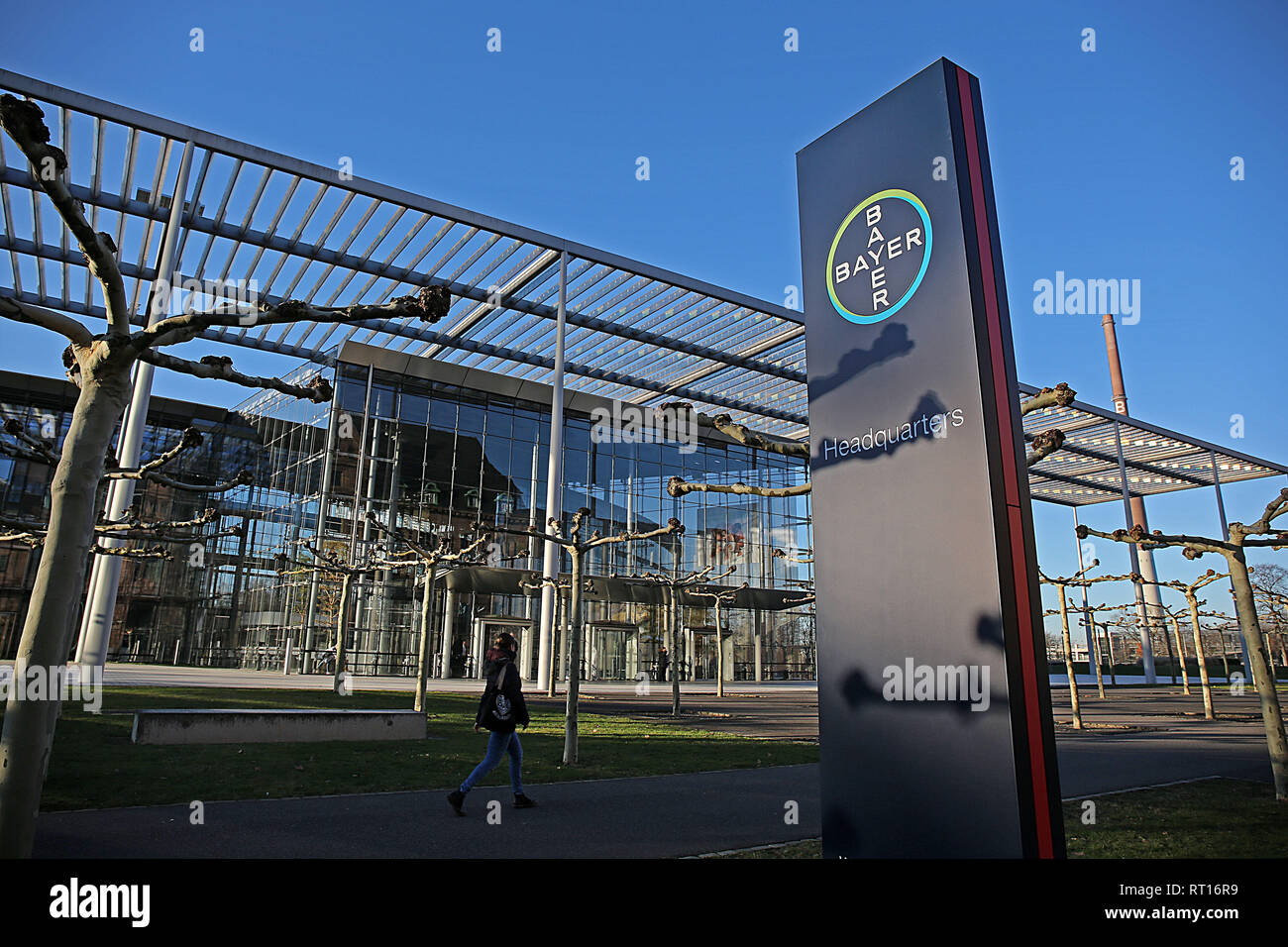 Leverkusen, Germania. Il 27 febbraio, 2019. Un logo di Bayer si erge di  fronte alla sede centrale dell'azienda. Il gruppo Bayer presenta il suo  bilancio annuale il 27 febbraio 2019. Credito: Oliver