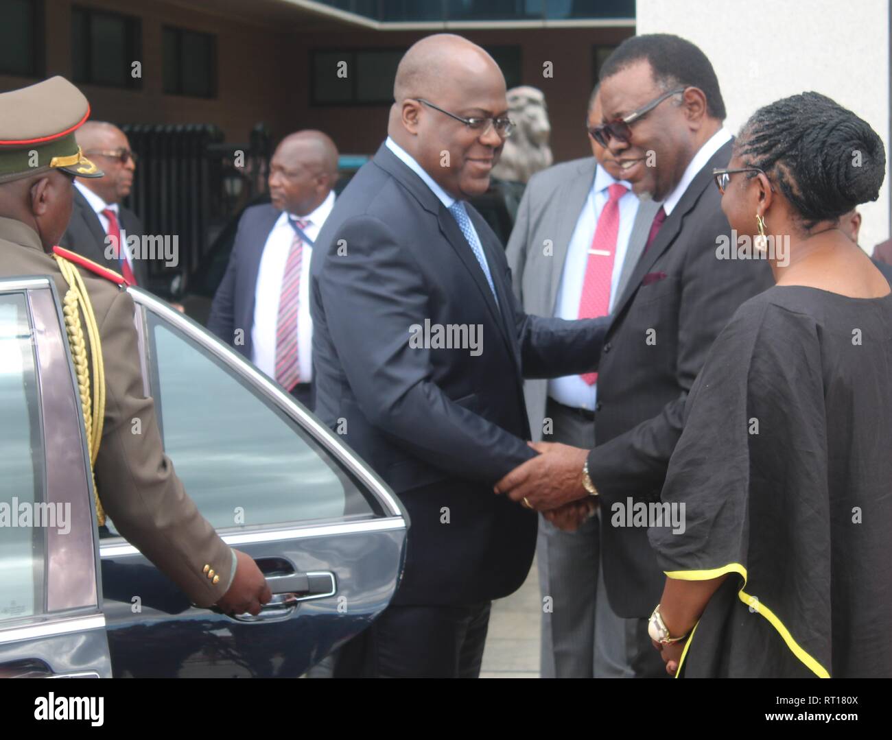 (190227) -- Windhoek, 27 febbraio 2019 (Xinhua) -- Presidente della Namibia Hage Geingob 2 (R), accoglie il Presidente della Repubblica Democratica del Congo (RDC) Felix Tshisekedi Tshilombo a Windhoek, in Namibia, il 26 febbraio, 2019. (Xinhua/Pino Douglas) Foto Stock