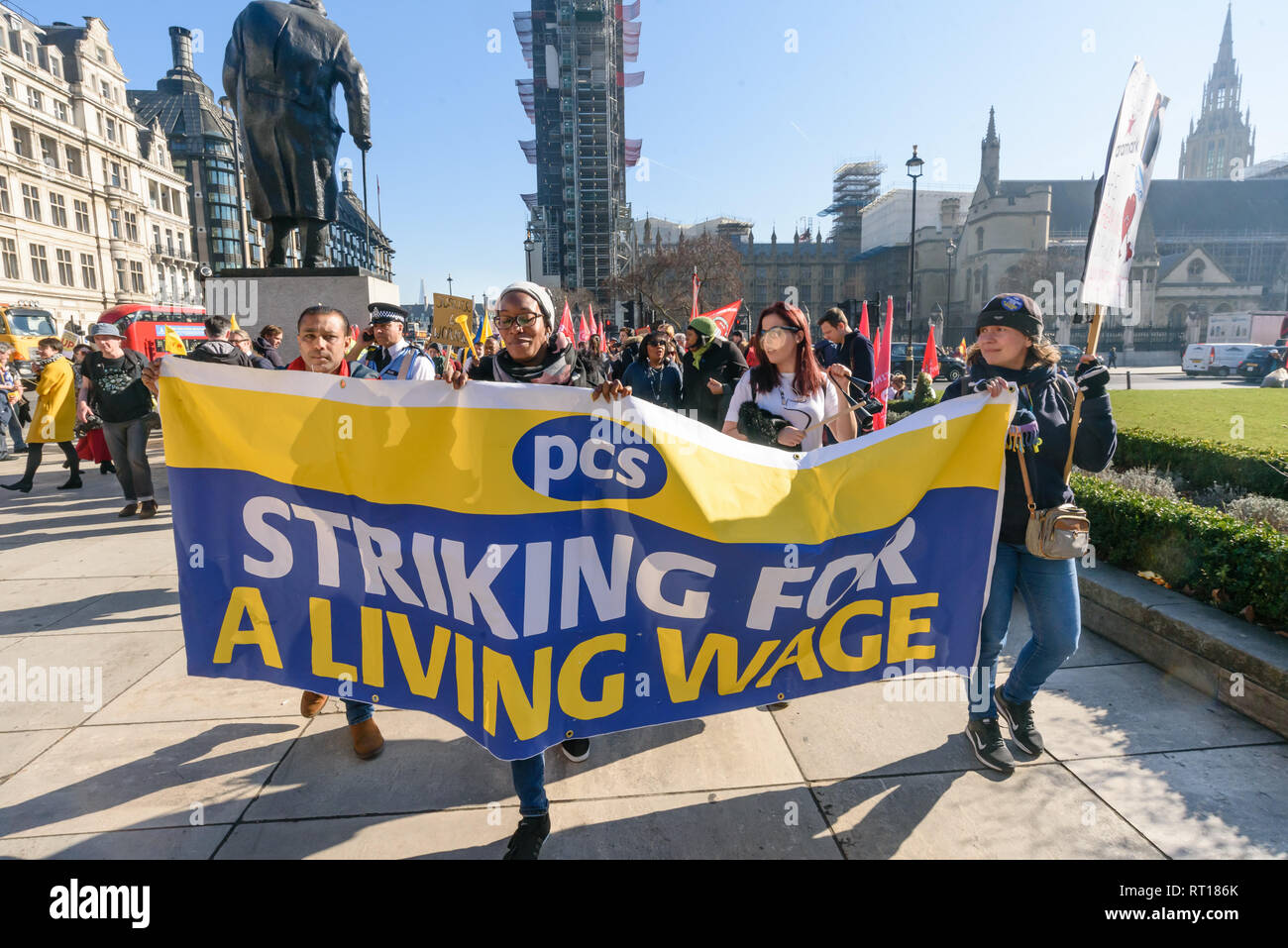 Londra, Regno Unito. Il 26 febbraio 2019. I lavoratori in outsourcing marzo lontano da una manifestazione di fronte al Parlamento. Lavoratori, soprattutto i migranti che lavorano per il Ministero di Giustizia, Dept per affari, Energia & strategia industriale e l'Università di Londra erano in sciopero per un azione coordinata dalla UVW, IWGB, e il PC BEIS ramo chiedendo la fine di outsourcing e l'insicurezza, la discriminazione e la bassa retribuzione che provoca. Credito: Peter Marshall / Alamy Live News Foto Stock