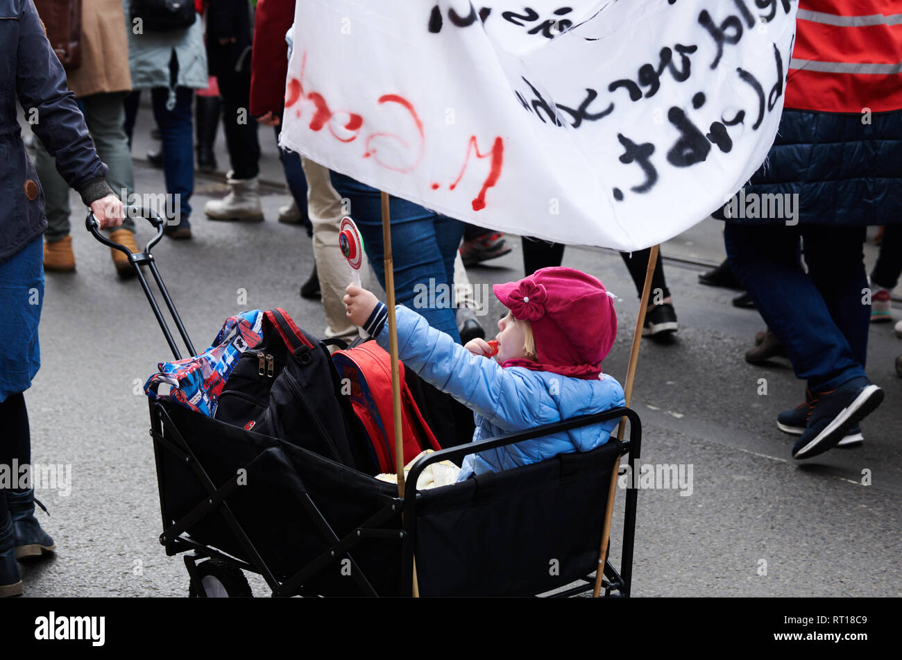 Berlino, Germania. 26 Febbraio, 2019. Un bambino si siede nel camion durante la dimostrazione degli insegnanti ed educatori. Oggi il servizio civile colpisce ancora per due giorni. Gli educatori, gli insegnanti e i bambini per le strade. Credito: Annette Riedl/dpa-Zentralbild/ZB/dpa/Alamy Live News Foto Stock