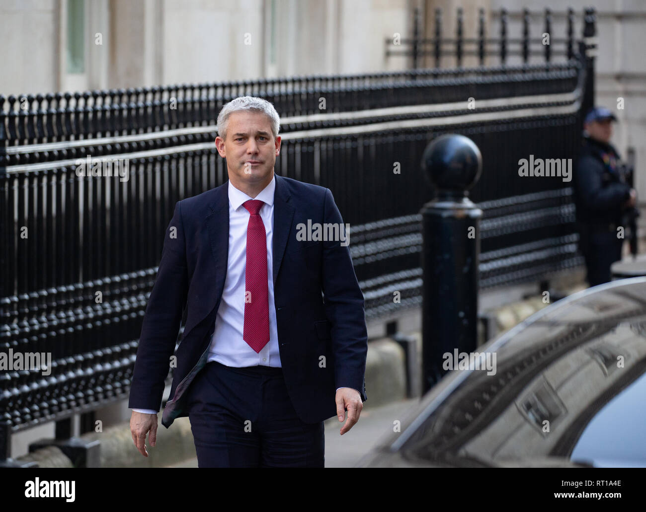 Londra, Regno Unito. Il 27 febbraio, 2019. Stephen Barclay, Segretario di Stato per la chiusura dell'Unione europea, foglie di Downing Street per andare al Parlamento per PMQ. Credito: Tommy Londra/Alamy Live News Foto Stock