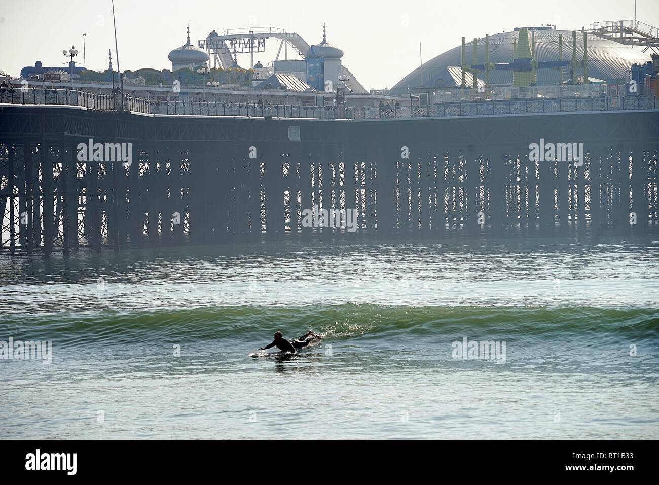 Surfers, Brighton East Sussex. 27 feb 2019. Surfisti sulla calda e soleggiata giornata in Brighton East Sussex. Regno Unito: Meteo Credito: Caron Watson/Alamy Live News Foto Stock