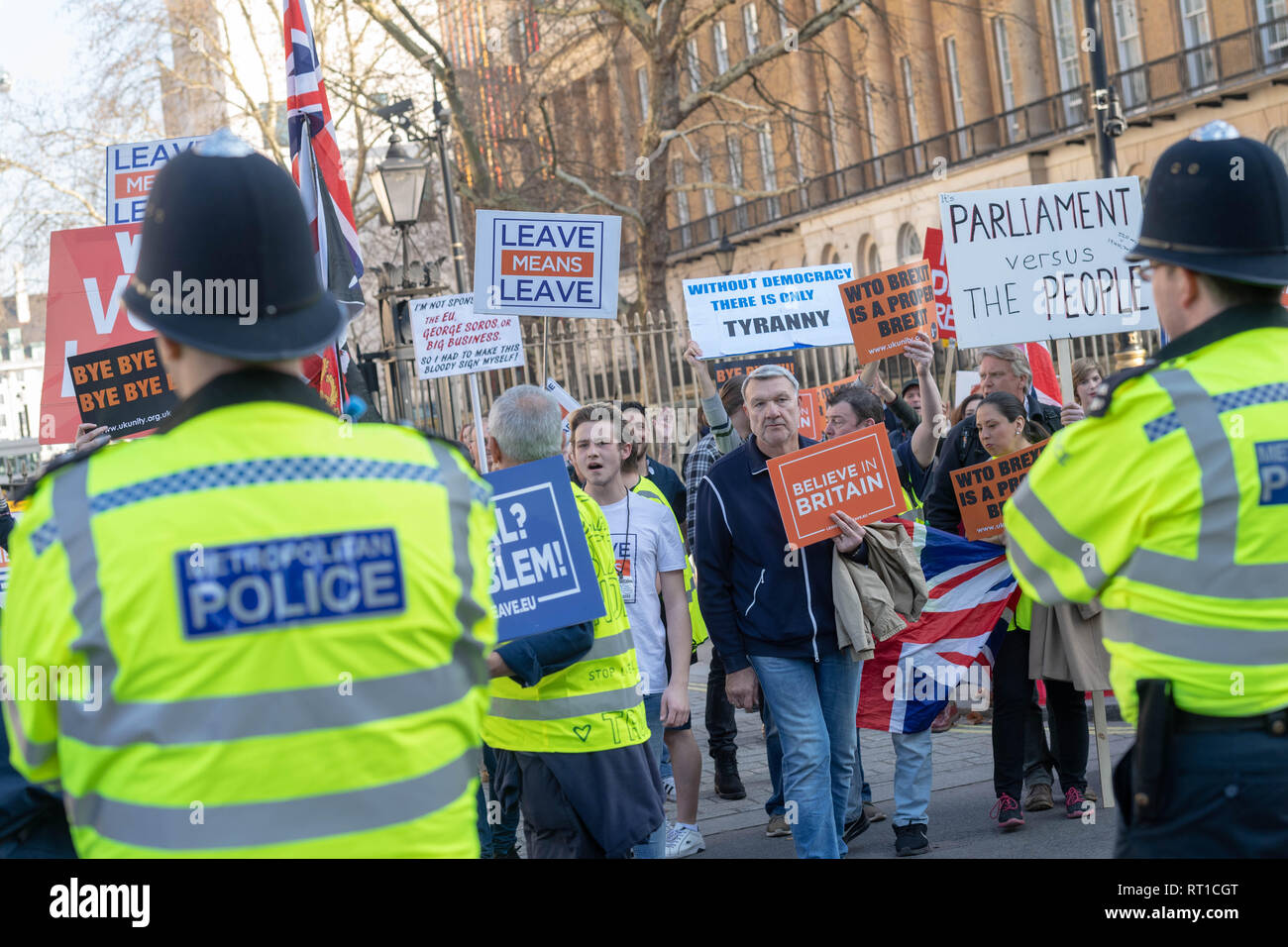 Londra 27 febbraio 2019 Pro e anti Brexit manifestanti hanno preso parte a una serie di manifestazioni e breve marche in posizioni diverse della polizia di Westminster mantenuta pro brexit manifestanti lontano dall'anti brexit manifestanti ousdie Downing Street, Londra Credit Ian Davidson/Alamy Live News Foto Stock