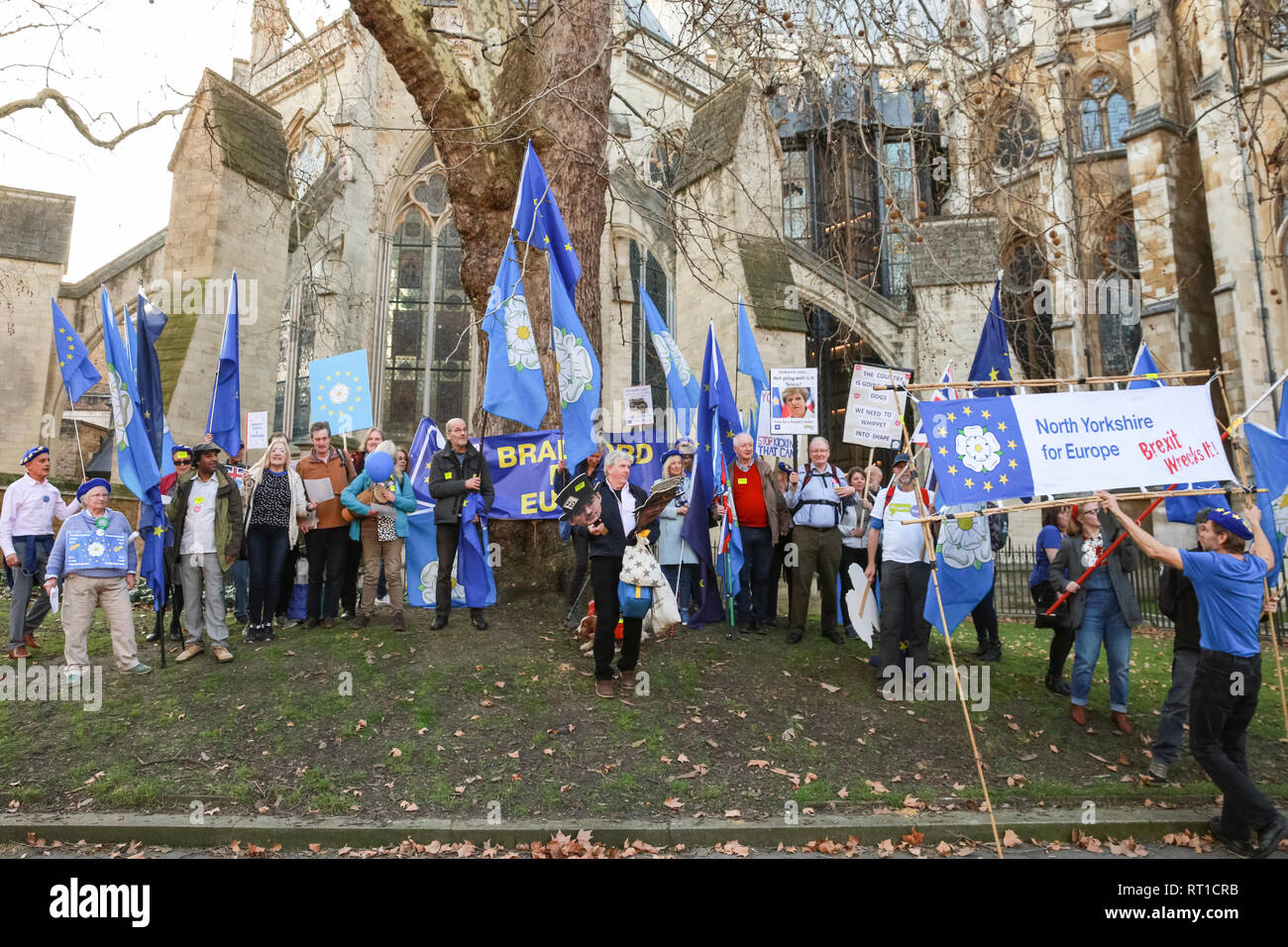 Westminster, Londra, Regno Unito, 27 feb 2019. Un gruppo chiamato "North Yorkshire per l'Europa" inizia il canto e ottenere Brexiter cartelloni fuori con le facce di Giacobbe Rees-Mogg, Nigel Farage e Boris Johnson. Credito: Imageplotter/Alamy Live News Foto Stock