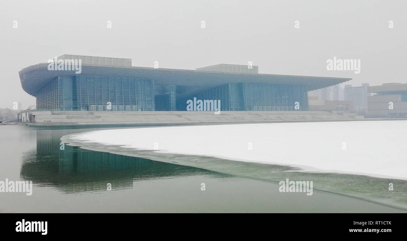 Tianjin, Tianjin, Cina. 28 Feb, 2019. Tianjin, Cina-Tianjin Grand Theatre, noto anche come il Tianjin Centro Culturale Grand Theatre, si trova sul lato est di Tianjin centro culturale, Hexi District nel nord ChinaÃ¢â'¬â"¢s Tianjin City. Progettato dal tedesco GMP società di architettura, il teatro adotta lo stile di architettura modernista. La costruzione di Tianjin Grand Theatre è iniziata nel 2009, completato e messo in uso il 22 aprile 2012. La sua costruzione totale spazio ammonta a 105.000 metri quadrati. Il teatro può ospitare 3.600 persone, e costa 1.533 miliardi di RMB in totale. C Foto Stock