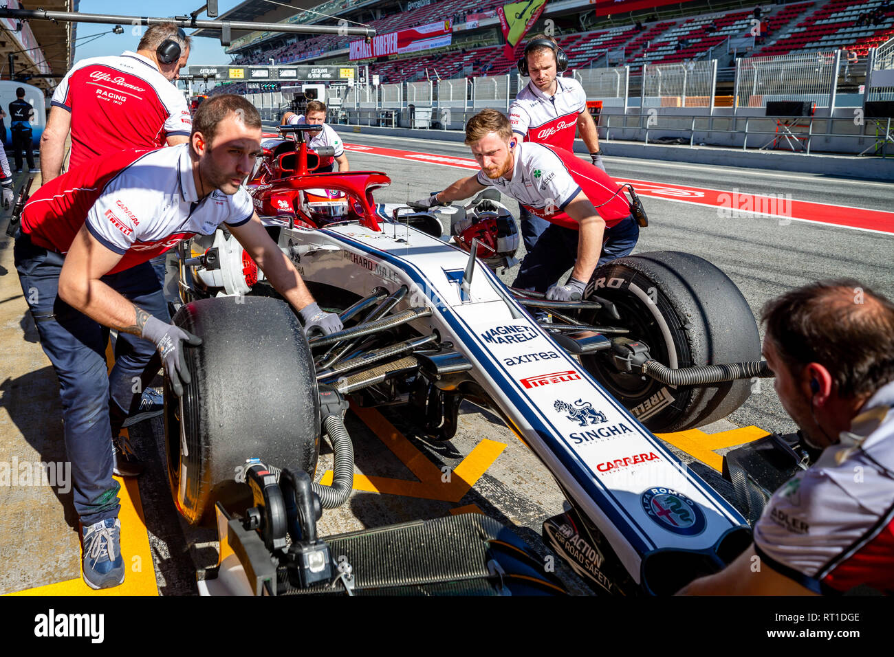 Montmelo, Spagna. Il 27 febbraio, 2019. Kimi Raikkonen (Alfa Romeo Racing) compagni di squadra visto spingendo il C38 vettura ai box durante il secondo viaggio della seconda settimana di test F1 giorni nel circuito di Montmelò. Credito: SOPA Immagini limitata/Alamy Live News Foto Stock
