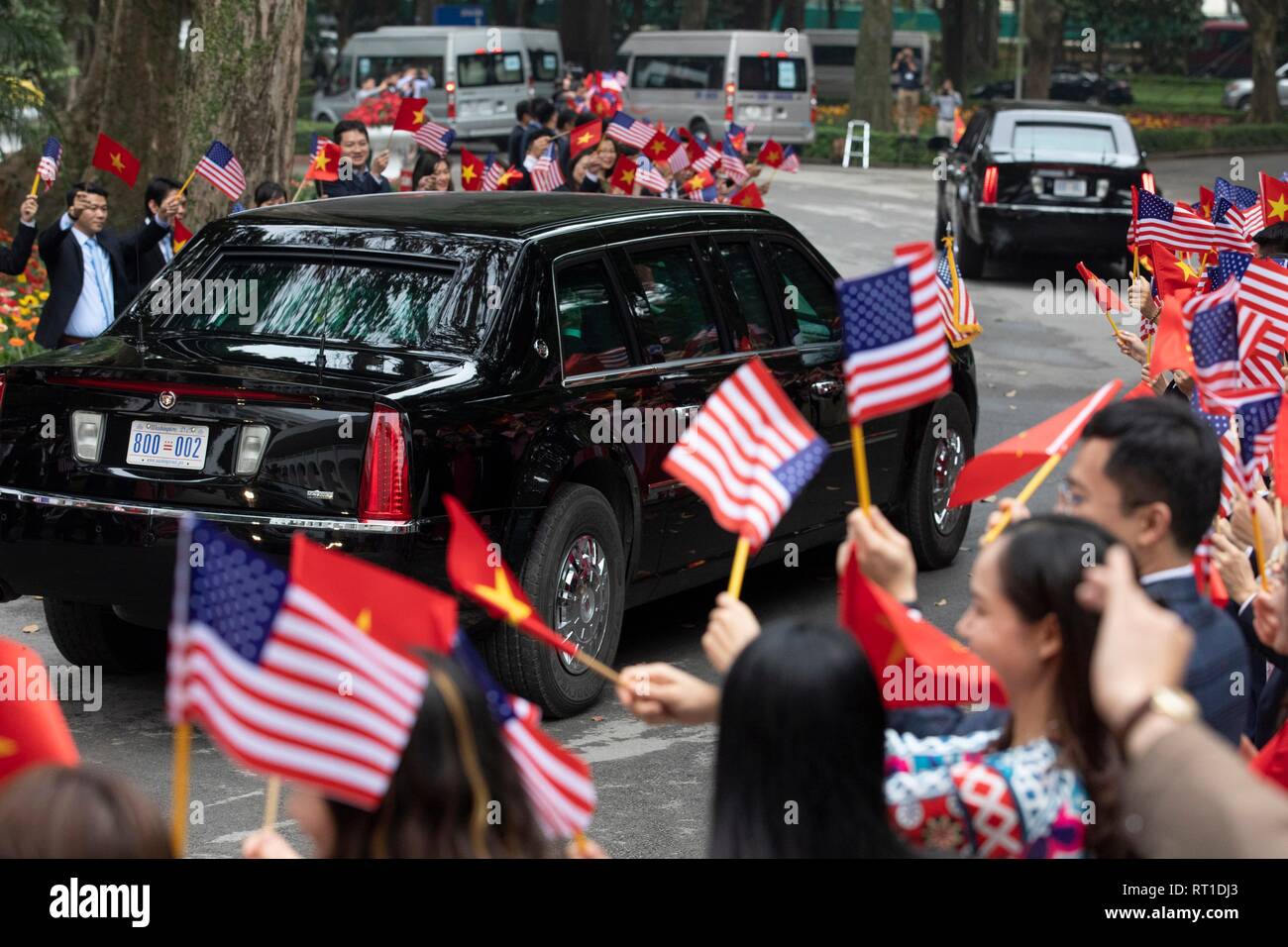 Hanoi, Vietnam. Il 27 febbraio, 2019. Onda vietnamita bandiere come per il giro della Papamobile del Presidente statunitense Donald Trump si diparte la carica del governo Hall Febbraio 27, 2019 ad Hanoi, Vietnam. Credito: Planetpix/Alamy Live News Foto Stock