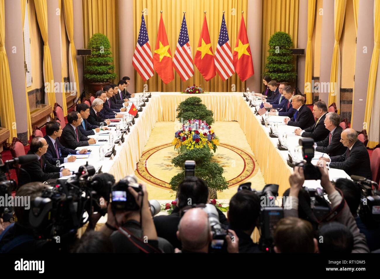 Hanoi, Vietnam. Il 27 febbraio, 2019. U.S presidente Donald Trump e Presidente vietnamita Nguyen Phu Trong durante un incontro di espanso al Palazzo Presidenziale Febbraio 27, 2019 ad Hanoi, Vietnam. Credito: Planetpix/Alamy Live News Foto Stock