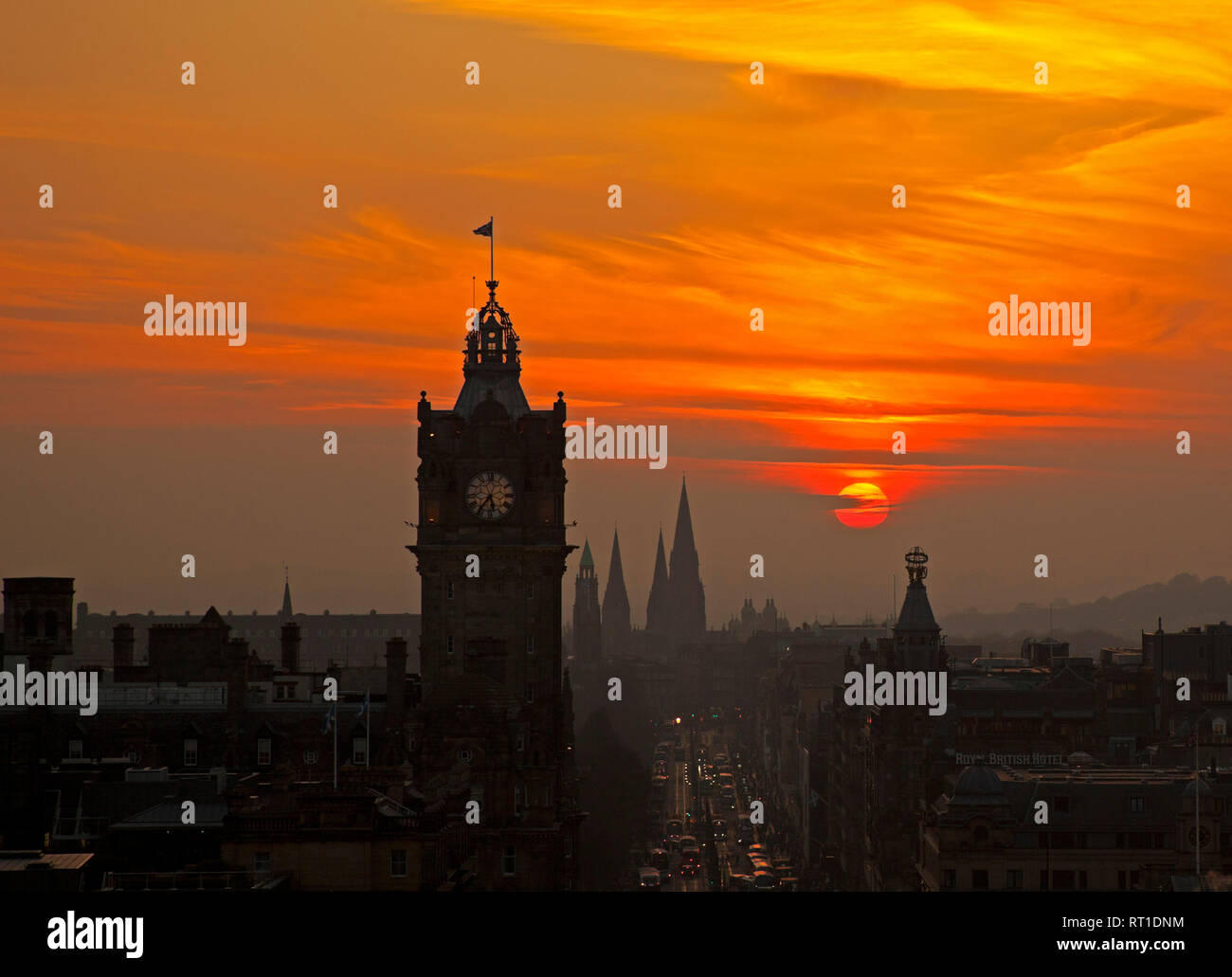 Edimburgo, Scozia, 27 febbraio 2019. Tempo del Regno Unito, tramonto spettacolare sul centro della città dopo una giornata molto soleggiata e frizzante di temperature che salgono a 16 gradi. Tuttavia, si prevede che le nuvole rotolino in questa sera e le temperature scendono a più normale per il periodo dell'anno. Foto Stock