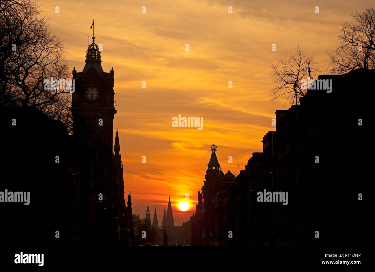 Edimburgo, Scozia, 27 febbraio 2019. Tempo del Regno Unito, tramonto spettacolare sul centro della città dopo una giornata molto soleggiata e frizzante di temperature che salgono a 16 gradi. Tuttavia, si prevede che le nuvole rotolino in questa sera e le temperature scendono a più normale per il periodo dell'anno. Foto Stock