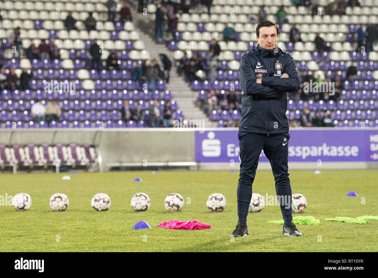 Aue, Germania. Il 27 febbraio, 2019. Calcio: Seconda Bundesliga, Erzgebirge Aue - 1FC Colonia, xx giornata nel Sparkassen-Erzgebirgsstadion. Aue allenatore Daniel Meyer sta davanti la partita allo stadio. Credito: Sebastian Kahnert/dpa - NOTA IMPORTANTE: In conformità con i requisiti del DFL Deutsche Fußball Liga o la DFB Deutscher Fußball-Bund, è vietato utilizzare o hanno utilizzato fotografie scattate allo stadio e/o la partita in forma di sequenza di immagini e/o video-come sequenze di foto./dpa/Alamy Live News Foto Stock