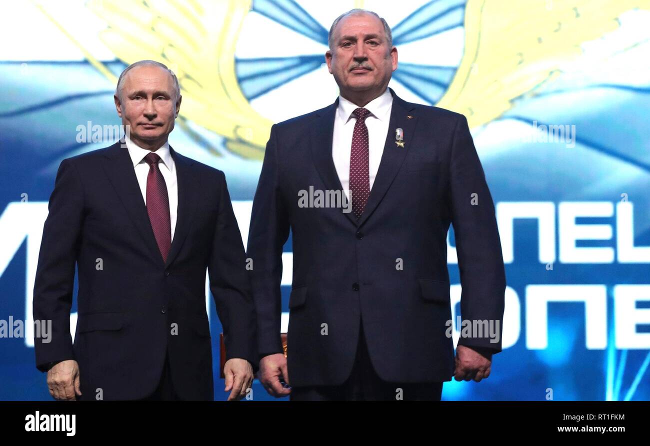 Mosca, Russia. Il 27 febbraio, 2019. Il presidente russo Vladimir Putin sta con Vladimir Kovtun dopo la presentazione di lui l'eroe della Russia Star in corrispondenza di un contrassegno di gala il giorno russo di forze per le operazioni speciali Febbraio 27, 2019 a Mosca, in Russia. Kovtun si è aggiudicato la medaglia per la sua parte in una operazione speciale in Afghanistan. Credito: Planetpix/Alamy Live News Foto Stock