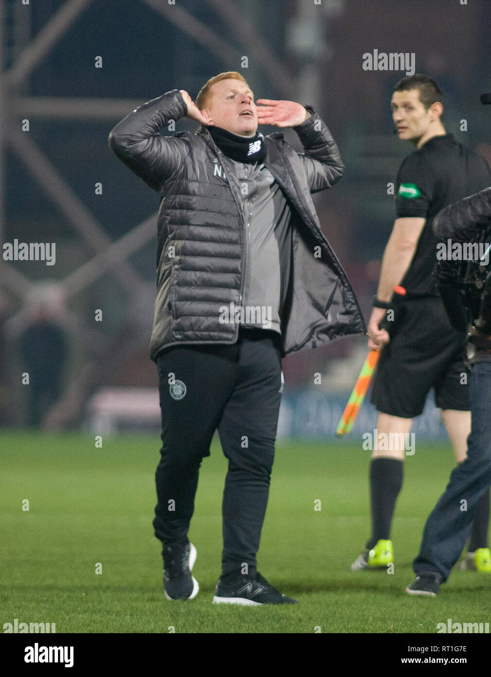Edinburgh, Regno Unito. Il 27 febbraio, 2019. Edimburgo, Scozia - 27 febbraio: Celtic intern manager Neil Lennon celebra a tempo pieno durante la Ladbrokes Premiership match tra i cuori e celtico a Tynecastle Park il 27 febbraio 2019 in Edinbugh, Regno Unito. ( Credito: Scottish Borders Media/Alamy Live News Foto Stock