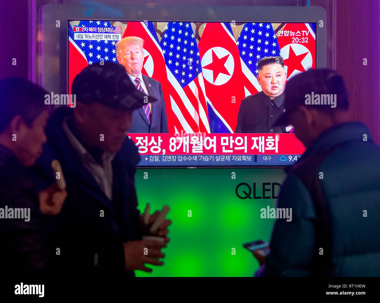 Hanoi, Vietnam. 27 feb 2019. Vertice tra Corea del Nord e gli Stati Uniti, Feb 27, 2019 : sud coreani alla stazione ferroviaria di Seoul a Seoul, in Corea del Sud guarda la TV in diretta relazione sulla U.S. Presidente Donald Trump incontro con il leader della Corea del nord Kim Jong-Un ad Hanoi, Vietnam. Credito: Lee Jae-Won/AFLO/Alamy Live News Foto Stock
