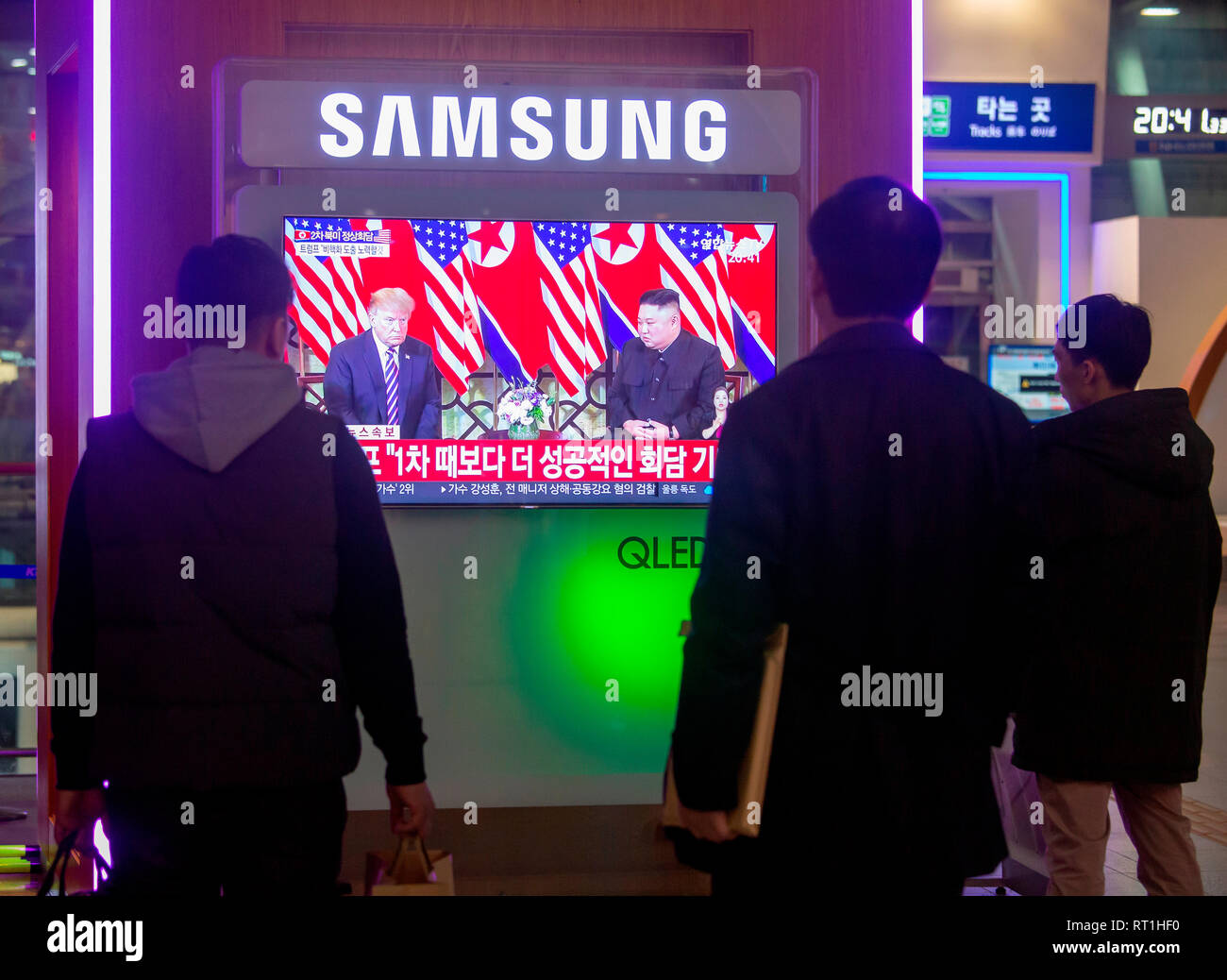 Hanoi, Vietnam. 27 feb 2019. Vertice tra Corea del Nord e gli Stati Uniti, Feb 27, 2019 : sud coreani alla stazione ferroviaria di Seoul a Seoul, in Corea del Sud guarda la TV in diretta relazione sulla U.S. Presidente Donald Trump incontro con il leader della Corea del nord Kim Jong-Un ad Hanoi, Vietnam. Credito: Lee Jae-Won/AFLO/Alamy Live News Foto Stock