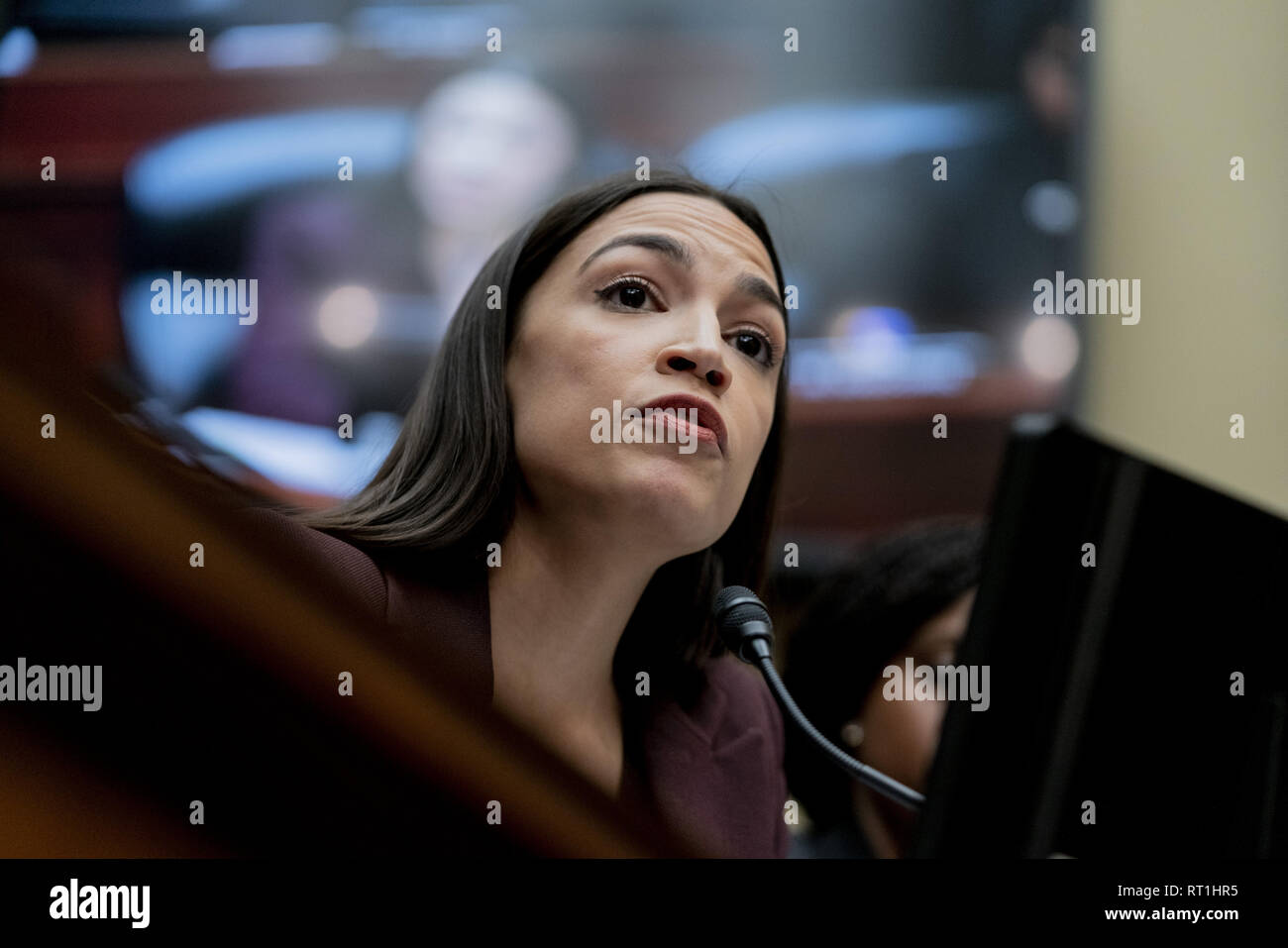 Washington, Distretto di Columbia, Stati Uniti d'America. Il 27 febbraio, 2019. Rappresentante ALESSANDRIA OCASIO-CORTEZ (D-NY) durante l'audizione del presidente Donald Trump's ex avvocato personale, Michael Cohen, davanti alla casa del comitato di supervisione, 27 febbraio 2019 Credit: Douglas Christian/ZUMA filo/Alamy Live News Foto Stock