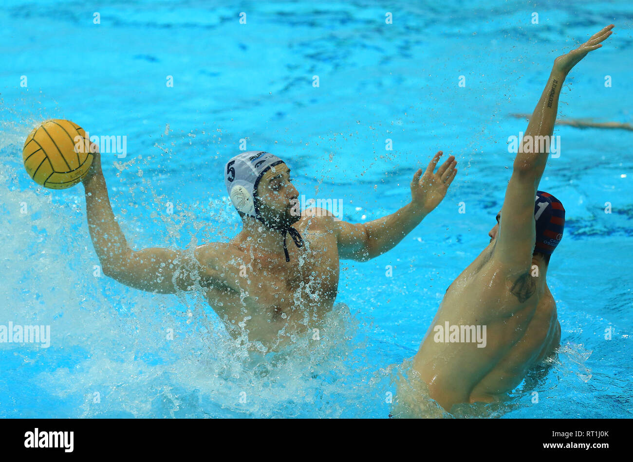 Zagabria, Croazia. Il 27 febbraio, 2019. Milos Cuk (L) di HAVK Mladost Zagreb compete durante il LEN Champions League gruppo preliminare B maschile di pallanuoto match tra HAVK Mladost Zagabria e VK Jug CO Dubrovnik a Zagabria in Croazia, il 27 febbraio 2019. HAVK Mladost Zagreb perso 5-11. Credito: Marko Prpic/Xinhua/Alamy Live News Foto Stock