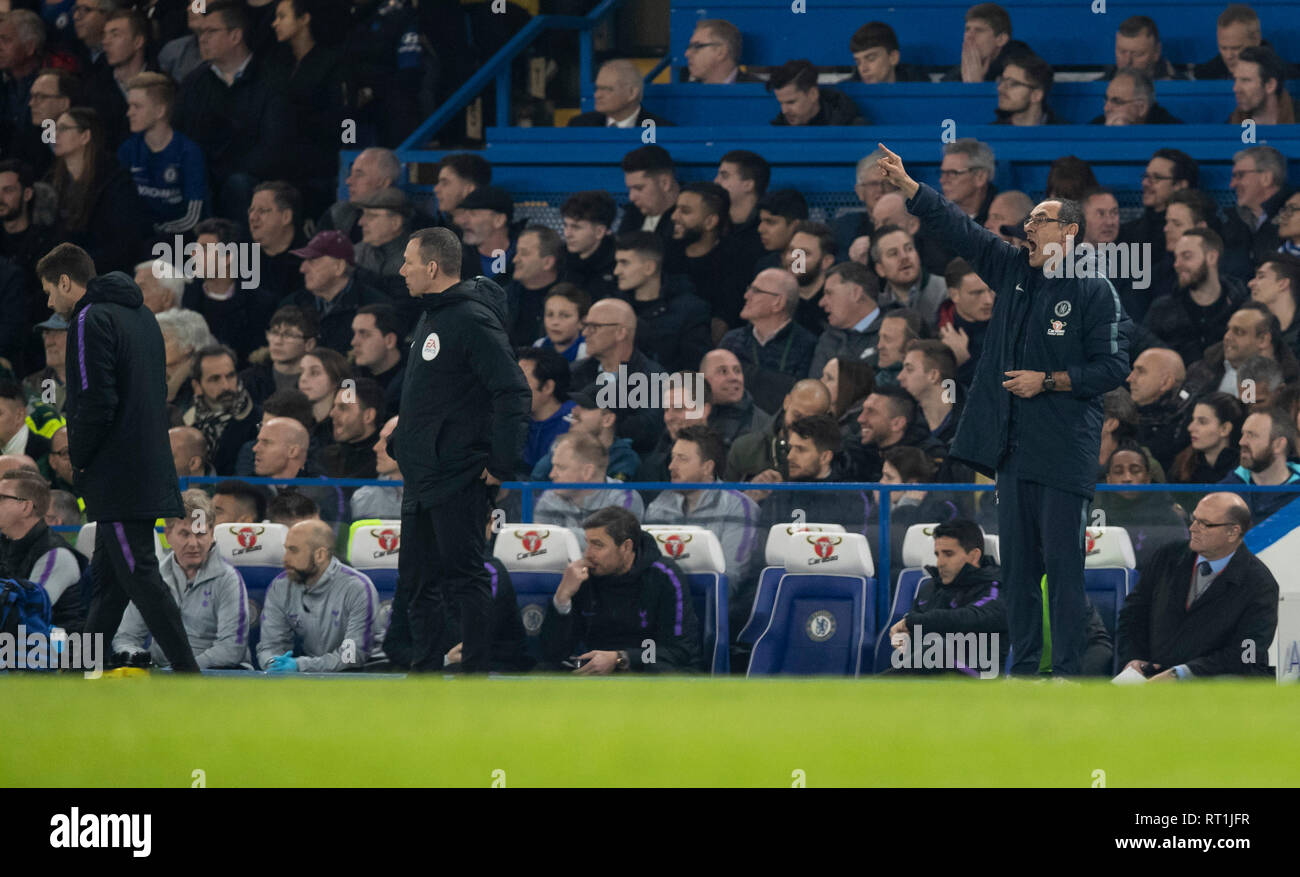 Londra, Regno Unito. Il 27 febbraio, 2019. Chelsea il manager Maurizio Sarri (1R) incarica durante il match di Premier League tra Chelsea e Tottenham Hotspur a Stadio Stamford Bridge di Londra, Gran Bretagna il 27 febbraio 2019. Chelsea ha vinto 2-0. Solo uso editoriale, è richiesta una licenza per uso commerciale. Nessun uso in scommesse, giochi o un singolo giocatore/club/league pubblicazioni.' Credit: Han Yan/Xinhua/Alamy Live News Foto Stock