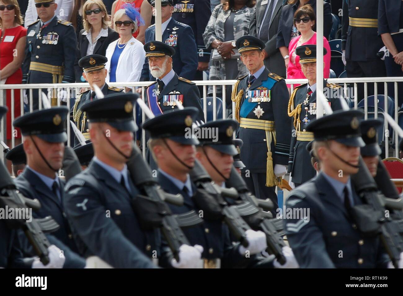 La Queens' Color Squadron sfilando il recentemente presentato Queen's colore nella parte anteriore di S.A.R. il Principe Michael di Kent e Sua Altezza Reale il Duca di Kent (patrono al Foto Stock