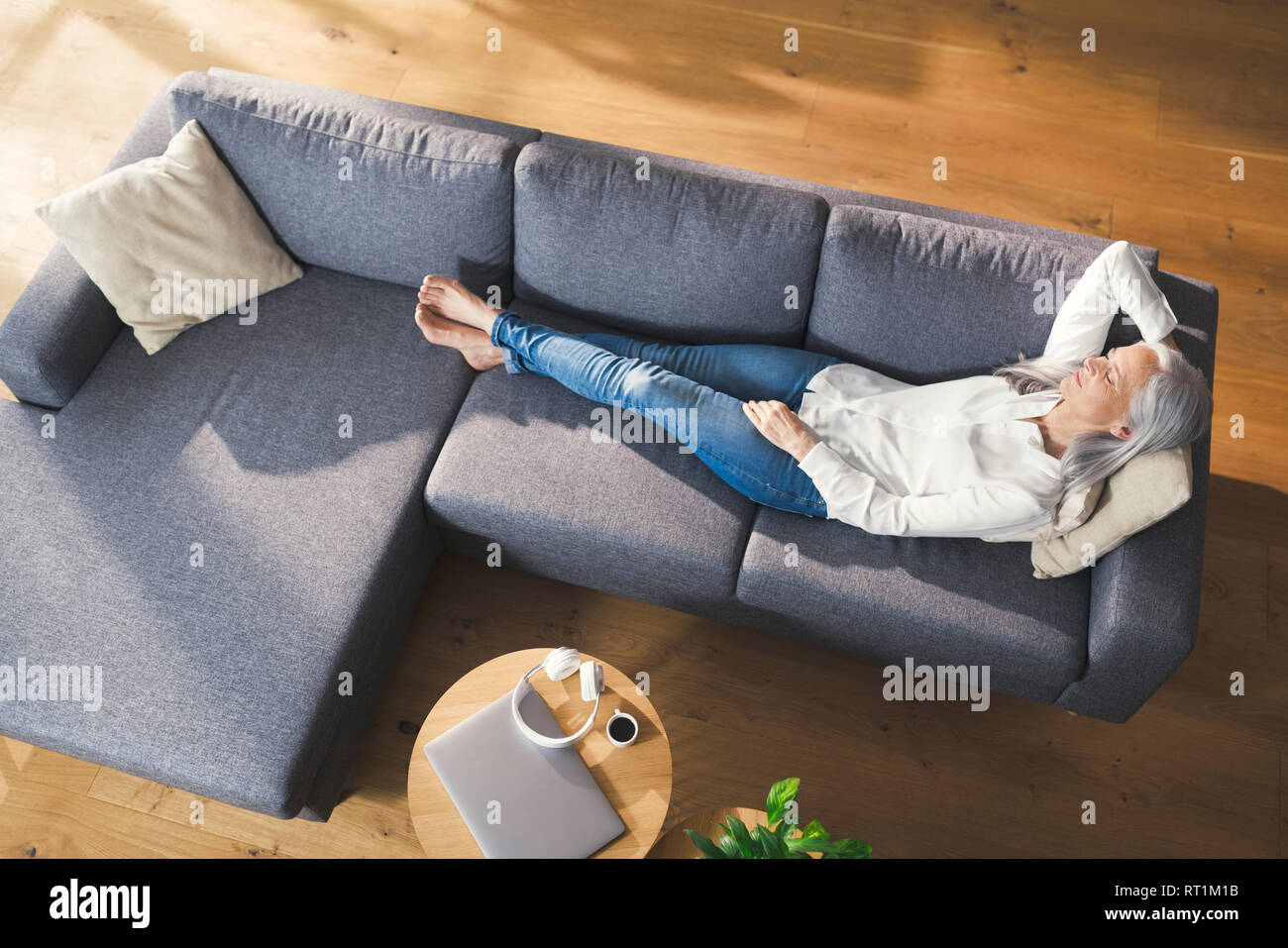 Senior donna rilassante sul lettino Foto Stock