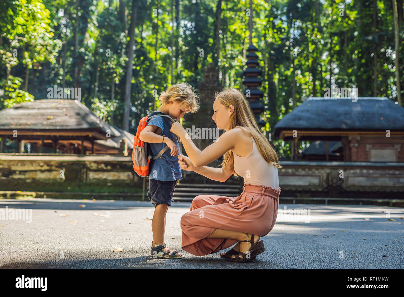Madre e figlio i viaggiatori alla scoperta della foresta Ubud nella foresta delle scimmie, Bali Indonesia. Viaggiare con bambini di concetto Foto Stock