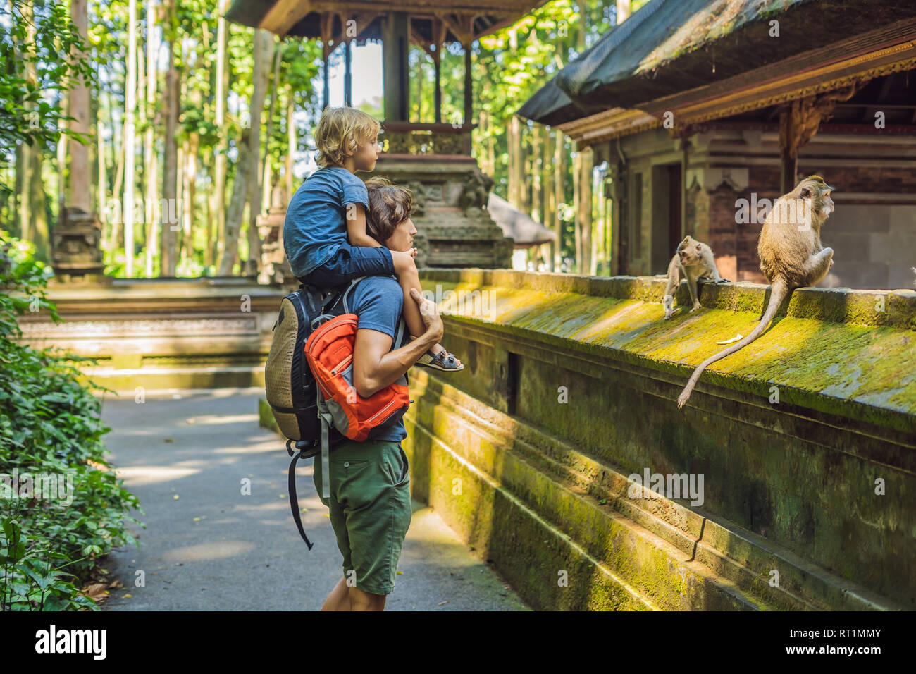 Papà e figlio viaggiatori alla scoperta della foresta Ubud nella foresta delle scimmie, Bali Indonesia. Viaggiare con bambini di concetto Foto Stock