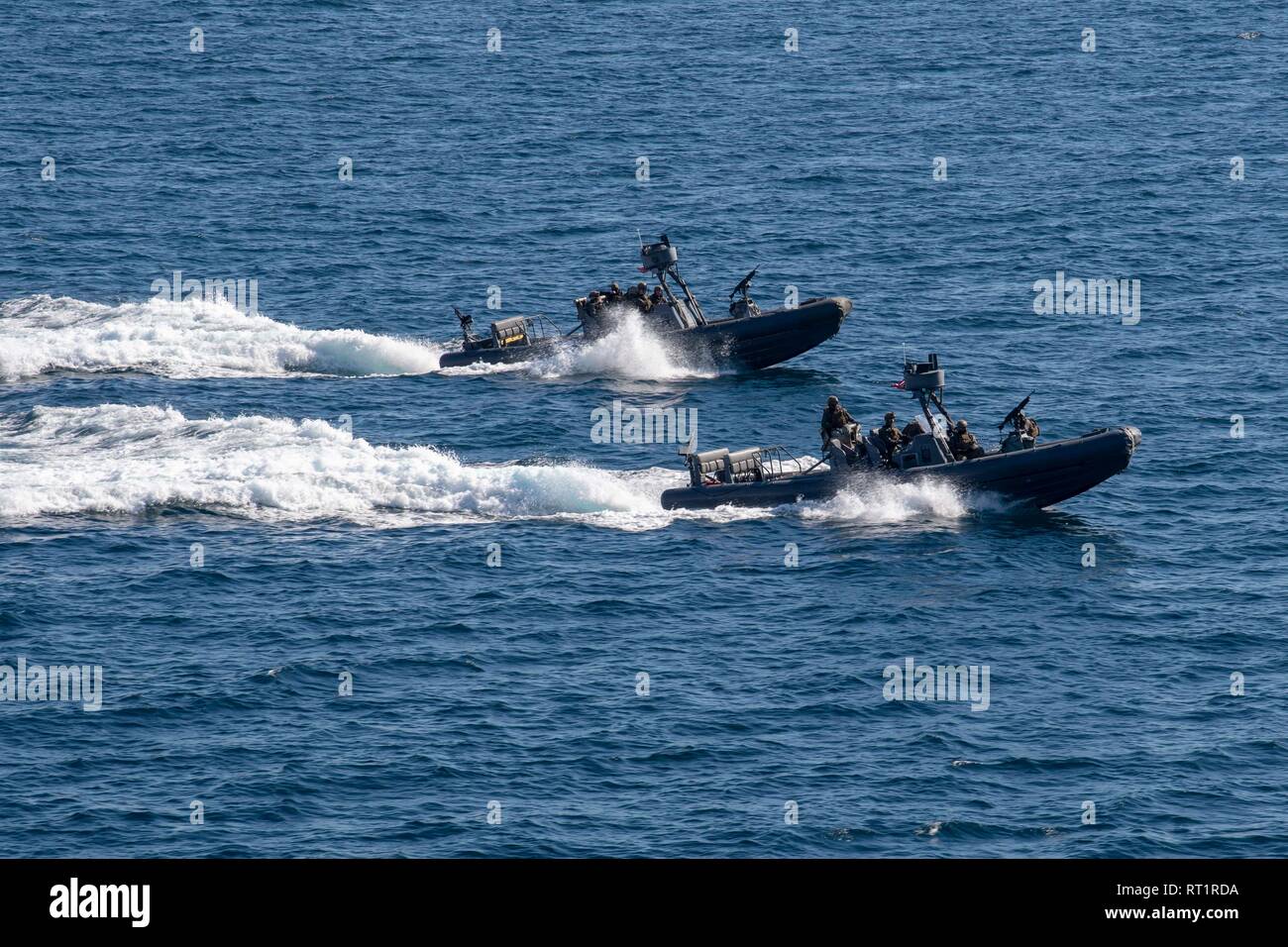 190224-N-NB544-1195 OCEANO PACIFICO (feb. 24, 2019) Marine Viper scafo rigido imbarcazioni gonfiabili il transito a fianco del San Antonio-classe di trasporto anfibio dock nave USS John P. Murtha (LPD 26) in preparazione di una visita, scheda, ricerca e sequestro di evoluzione. John P. Murtha è in corso conducendo le operazioni di routine come una parte di USS Boxer anfibio gruppo pronto (ARG) nell'Oceano Pacifico orientale. (U.S. Foto di Marina di Massa lo specialista di comunicazione 2a classe Kyle Carlstrom) Foto Stock