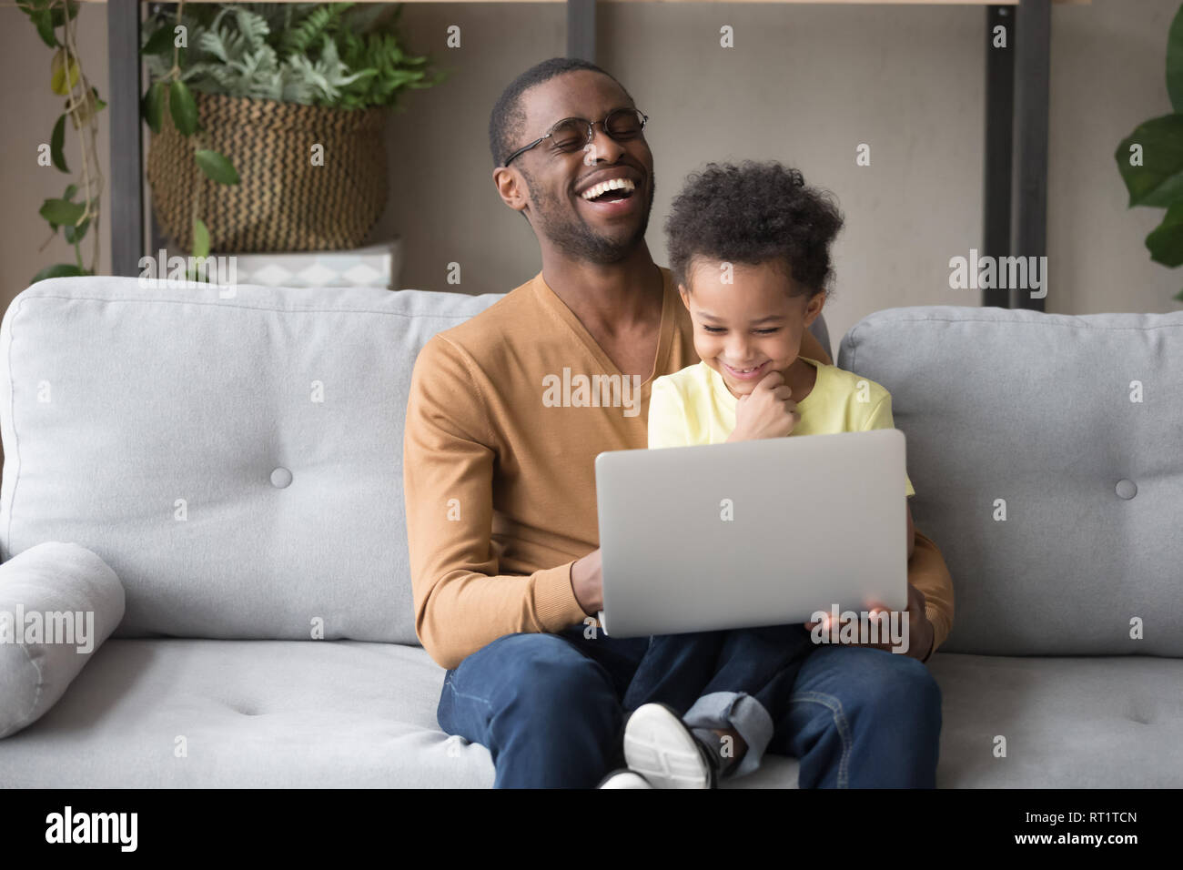 Padre africano e carino kid figlio divertendosi con il computer Foto Stock
