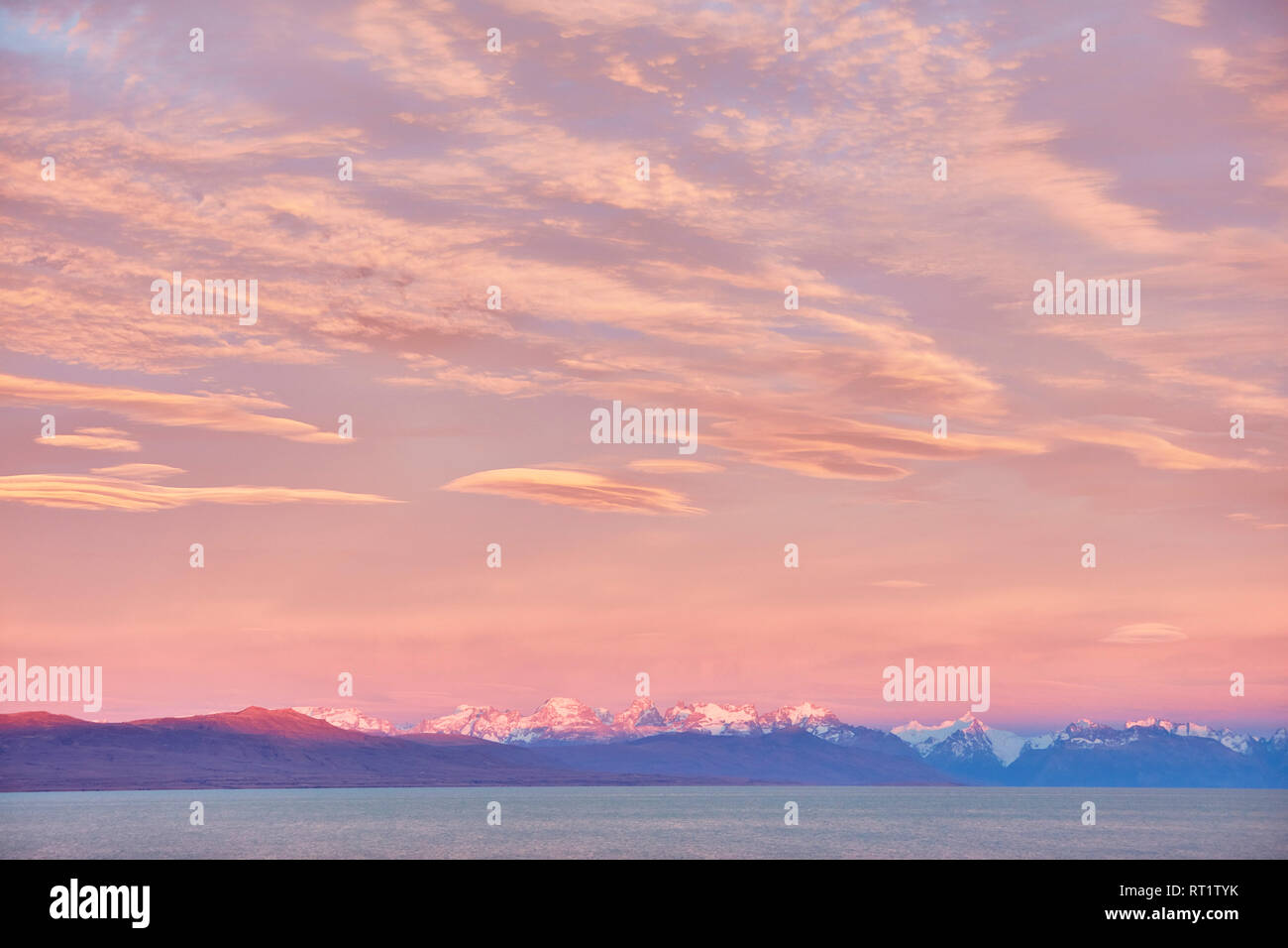 Argentina, Patagonia, El Chalten, panorama di Fitz Roy e Cerro Torre nella luce della sera Foto Stock