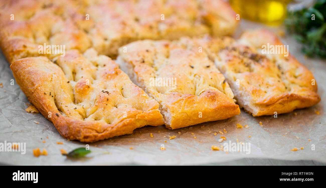 Pane focaccia con origano e olio di oliva.italiani freschi pane foccacia closeup con ingredienti mediterranei Foto Stock