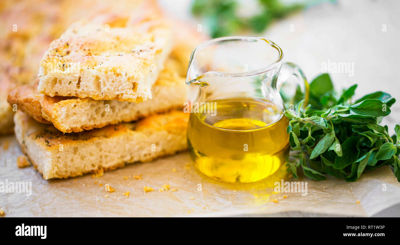Foccacia pane con origano di erbe e di olio di oliva.italiani freschi pane foccacia closeup con ingredienti mediterranei Foto Stock