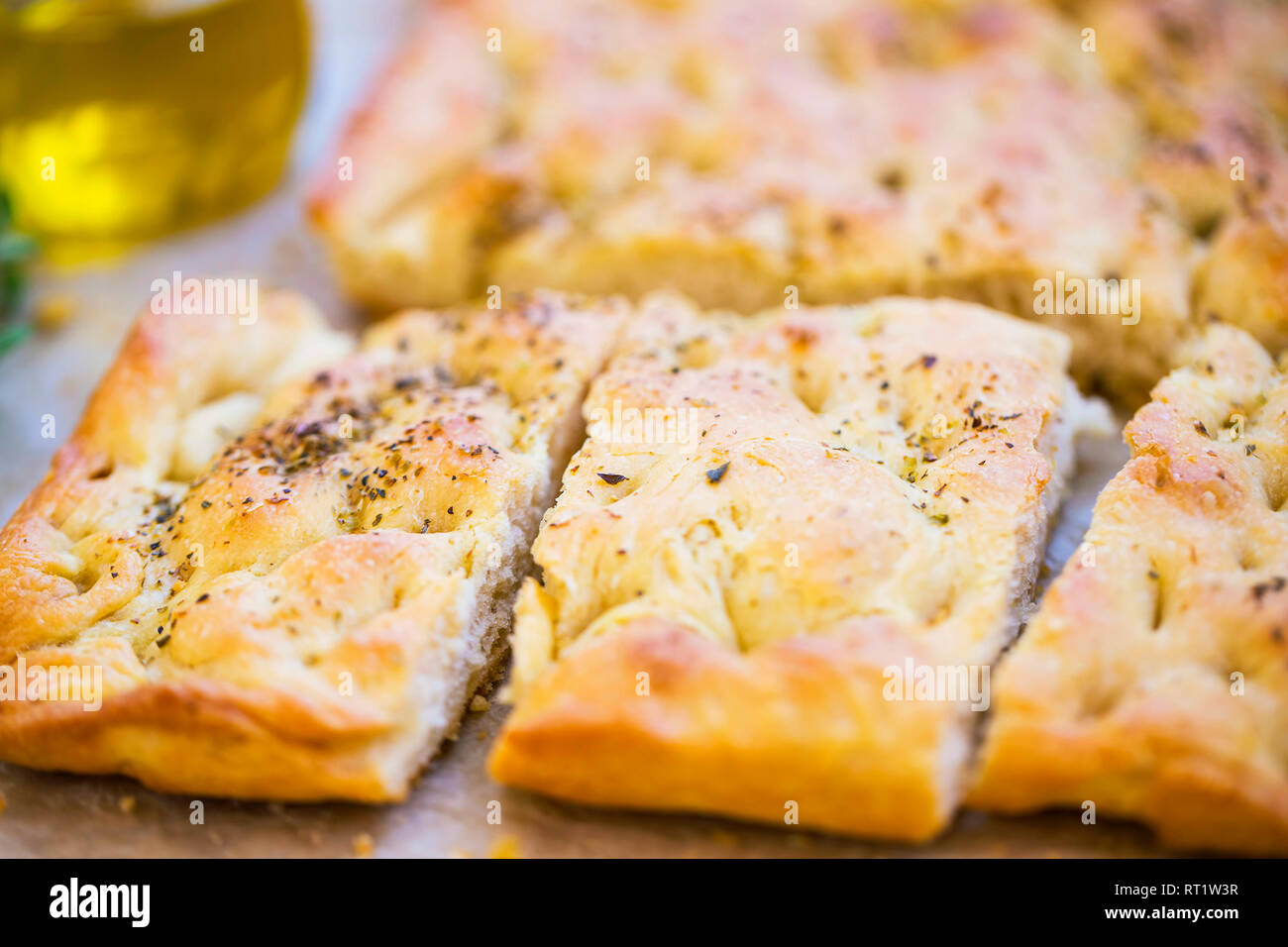 Pane focaccia con origano e olio di oliva.italiani freschi pane foccacia closeup con ingredienti mediterranei Foto Stock