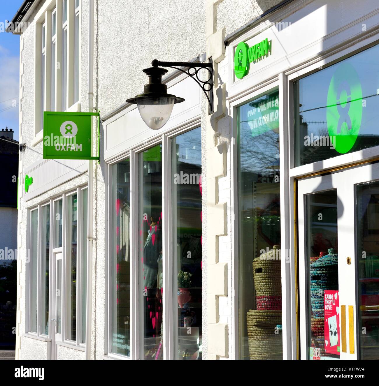 Oxfam carità negozio di fronte ,Keswick, Cumbria,l'Inghilterra,UK Foto Stock