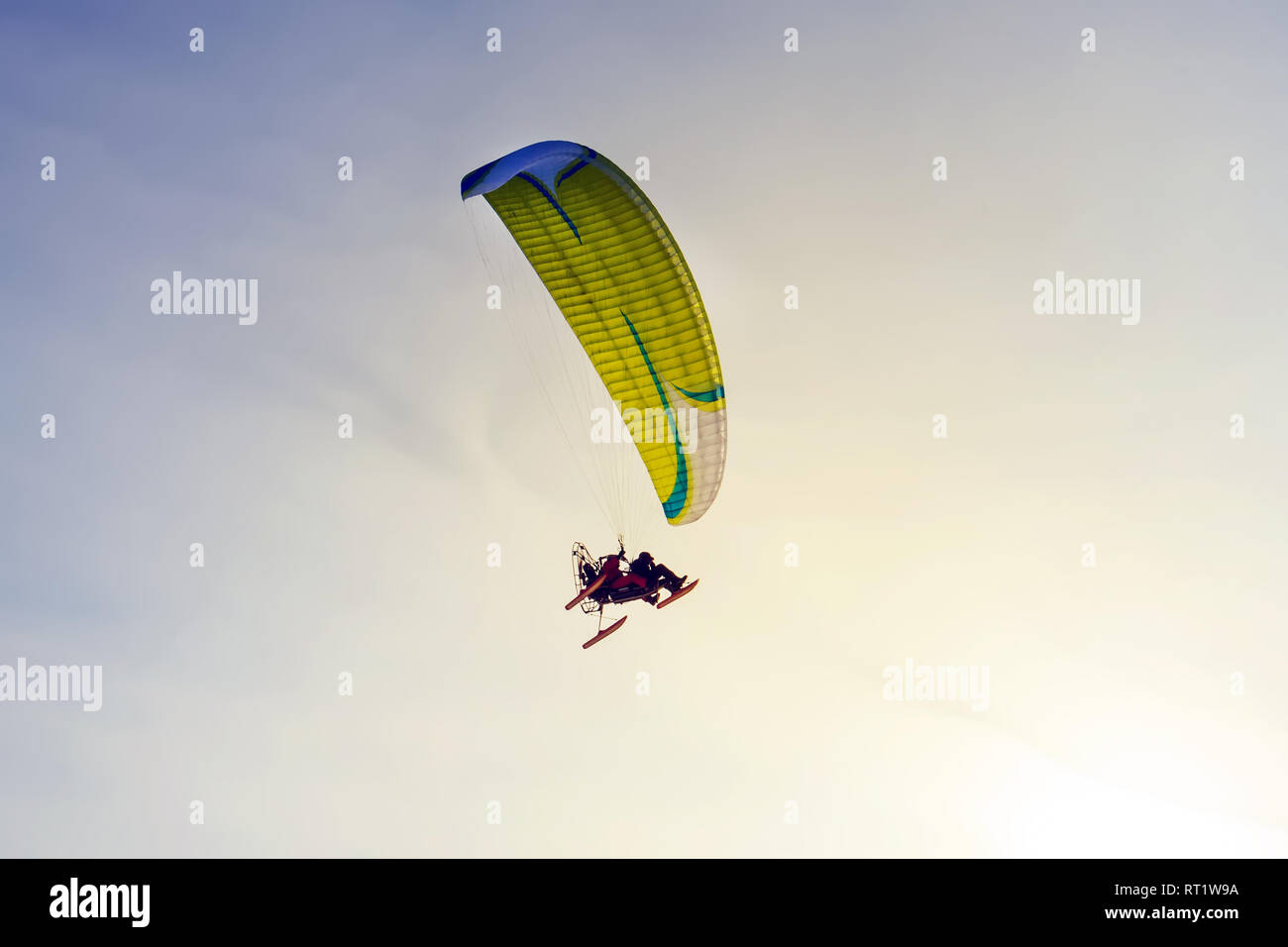 Powered paracadute contro il cielo blu. Sport estremi. Il parapendio. Motore del parapendio. paralet Foto Stock