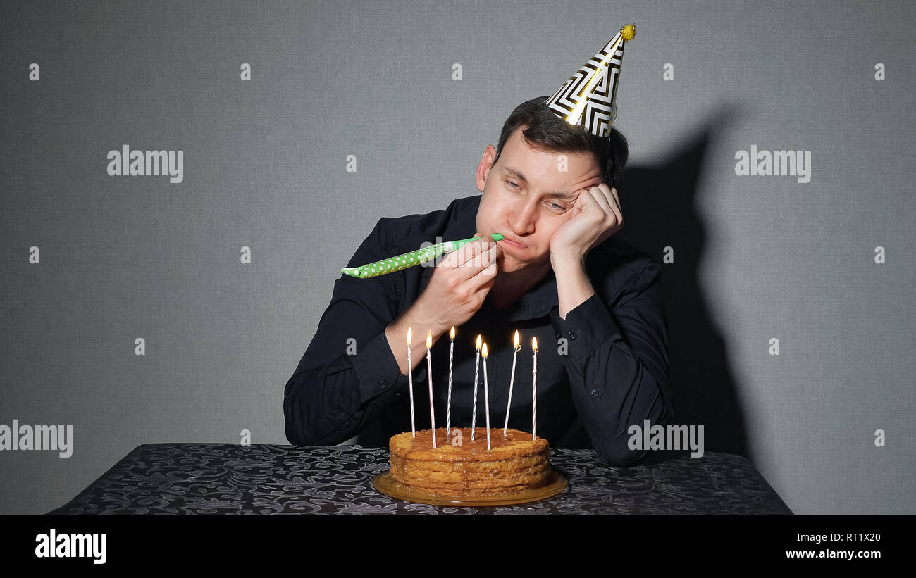 Triste Lonely Man In Party Hat Festeggia Il Compleanno Da Solo Foto Stock Alamy