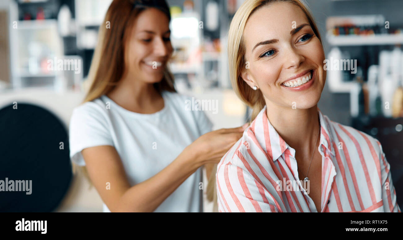 Ritratto di una donna al parrucchiere Foto Stock